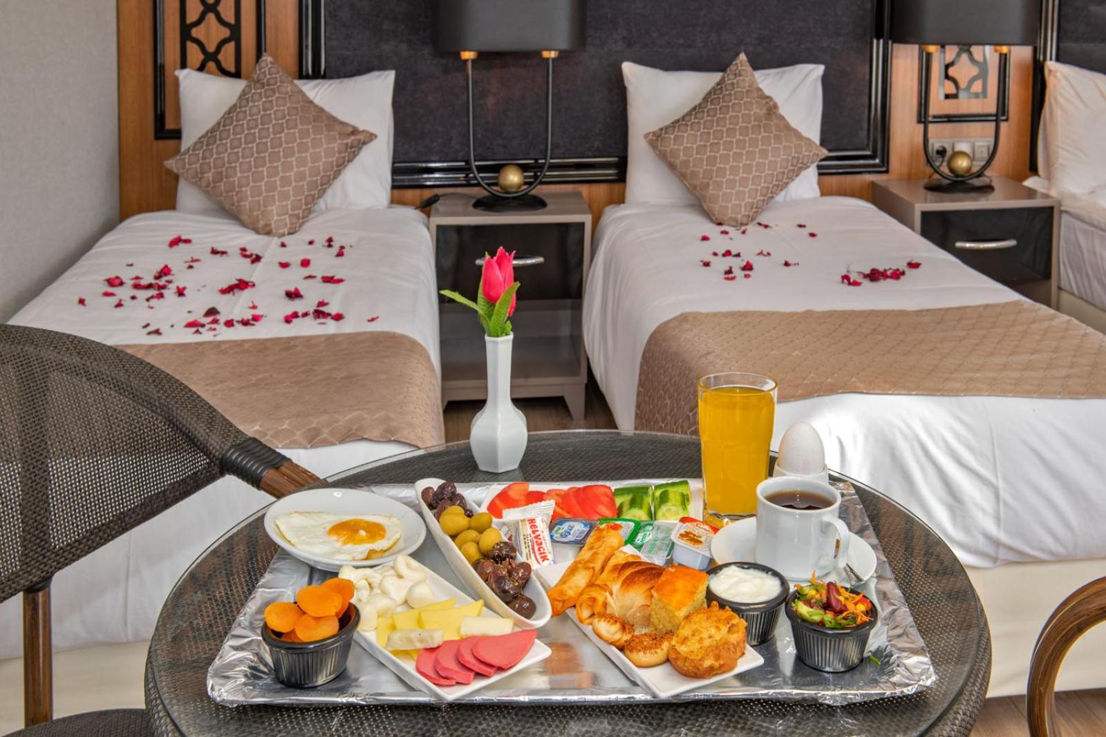 Aristocrat Hotel - Image 18