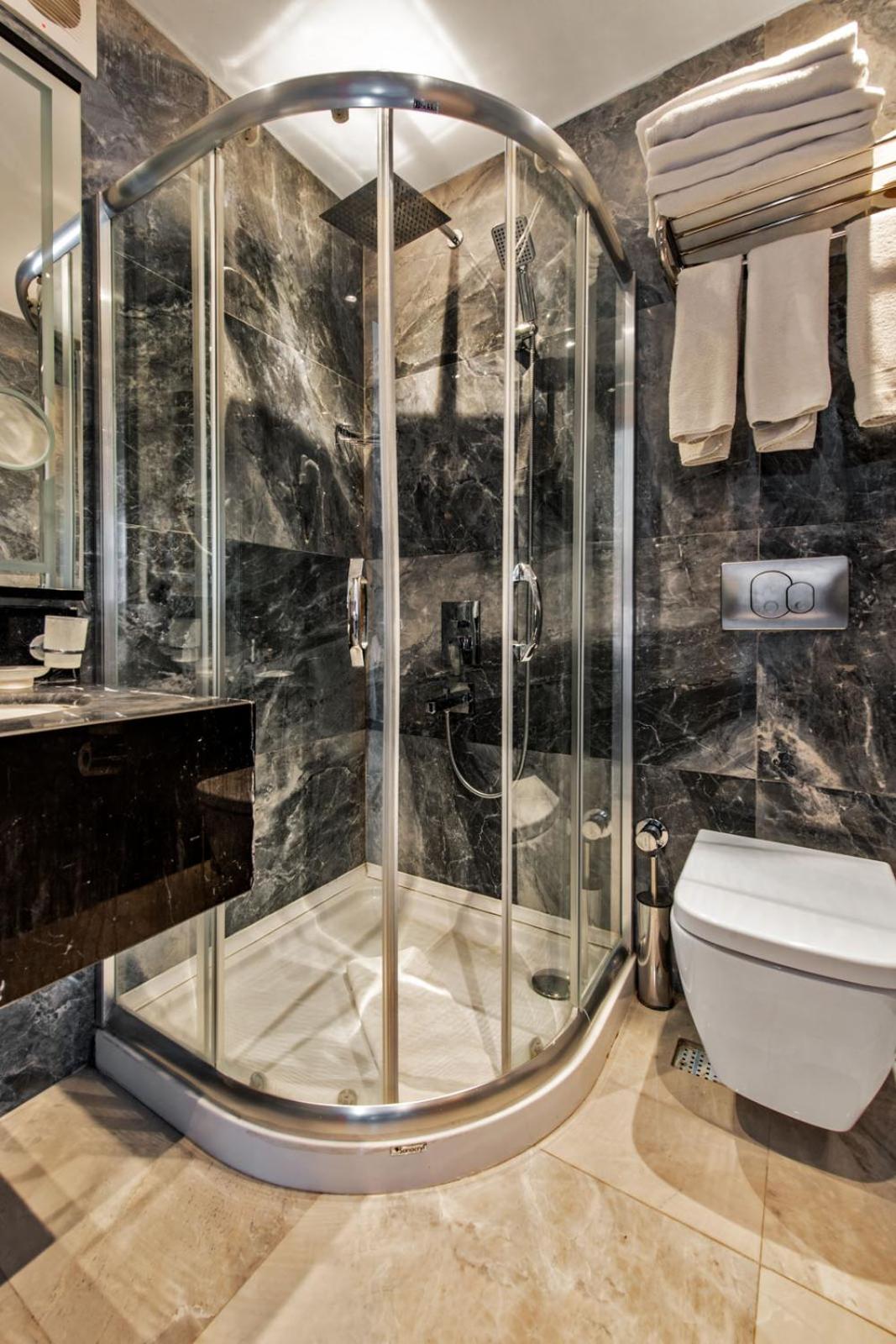 Aristocrat Hotel - Image 8