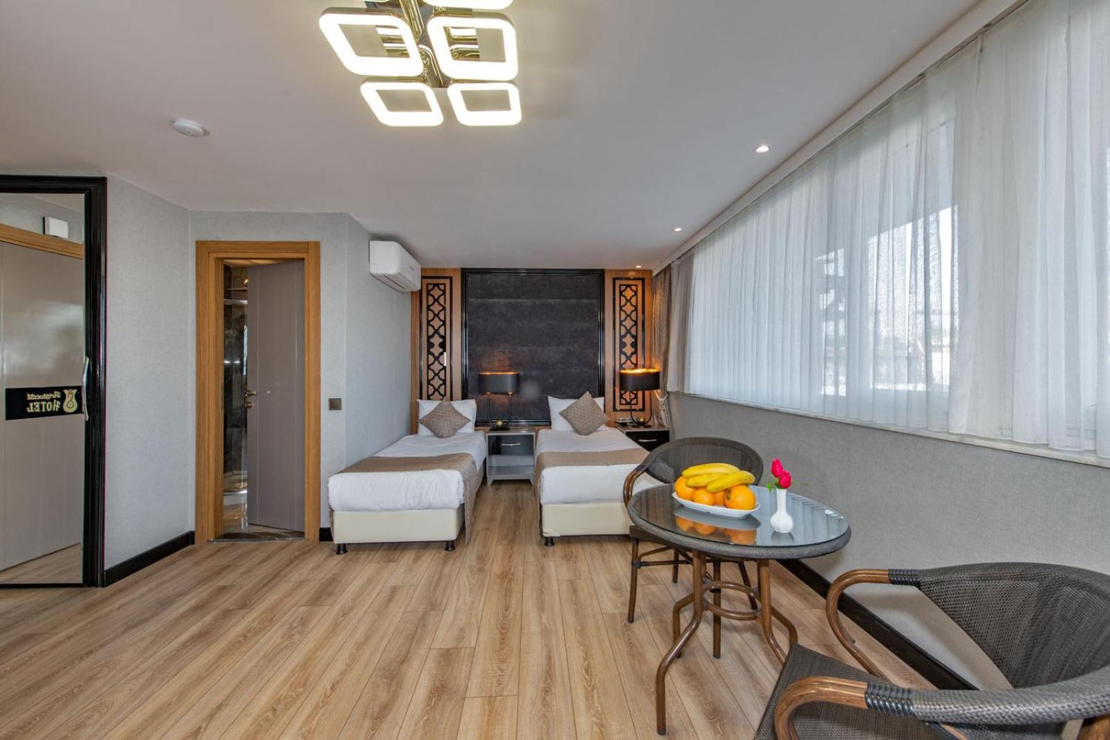 Aristocrat Hotel - Image 16