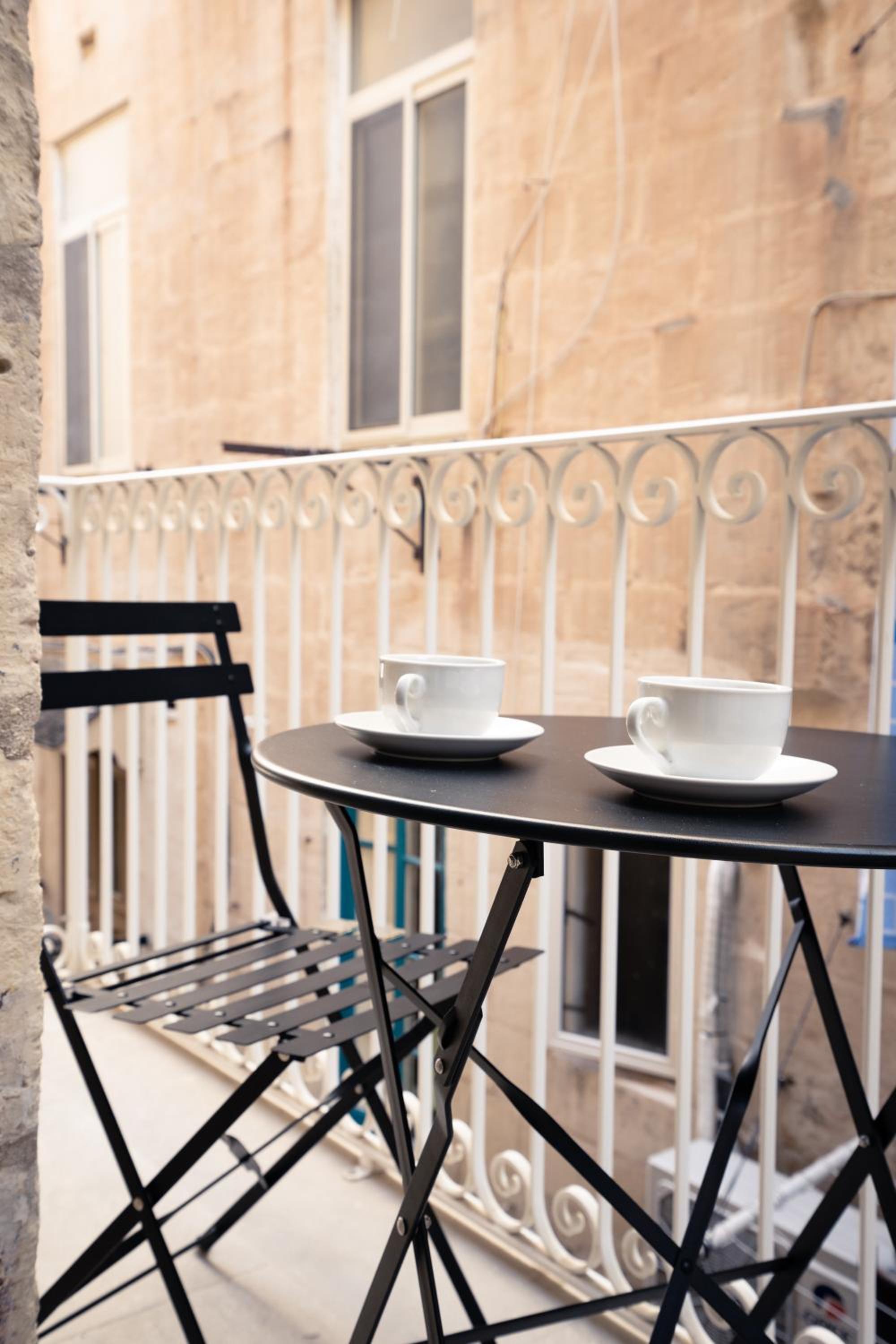 Charming Valletta 1 bedroom apartment off Republic Street sleeps 4 view 2