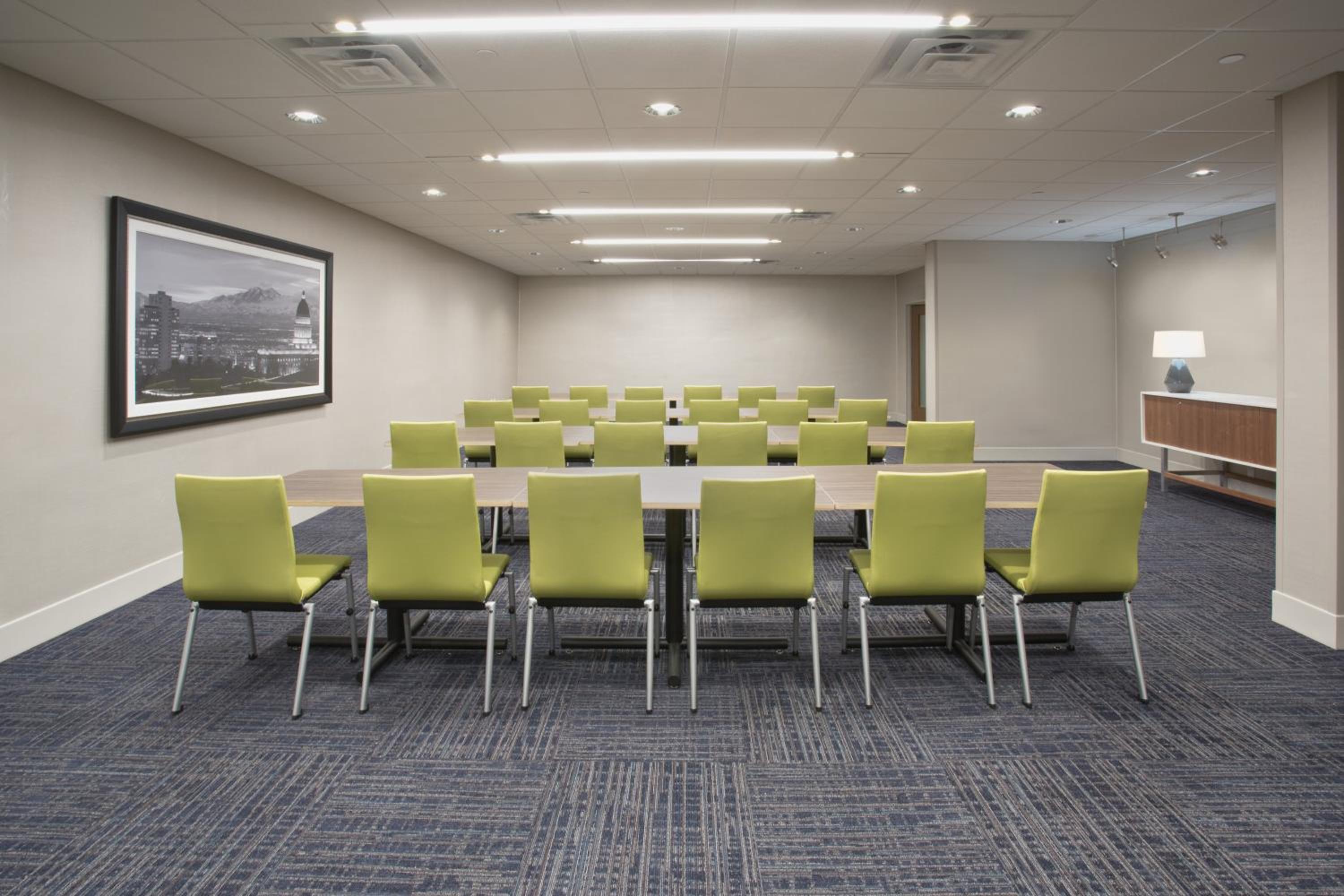 Holiday Inn Express & Suites Dallas NE Arboretum - Image 4