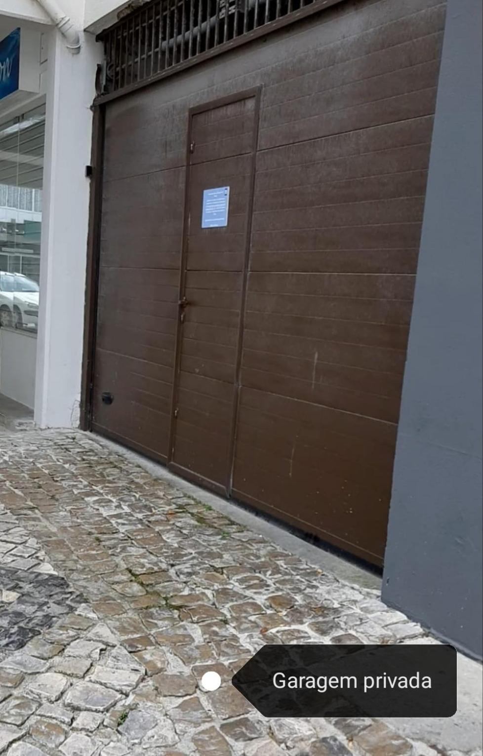 Lucas House en Nazaré — parking
