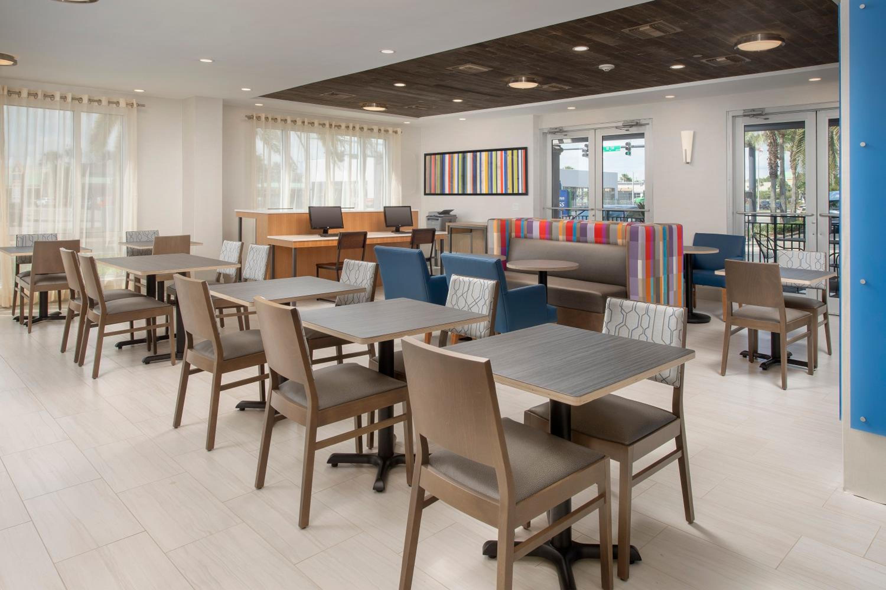 Jacksonville Vacations - Holiday Inn Express Jacksonville Beach, an IHG Hotel - Property Image 4