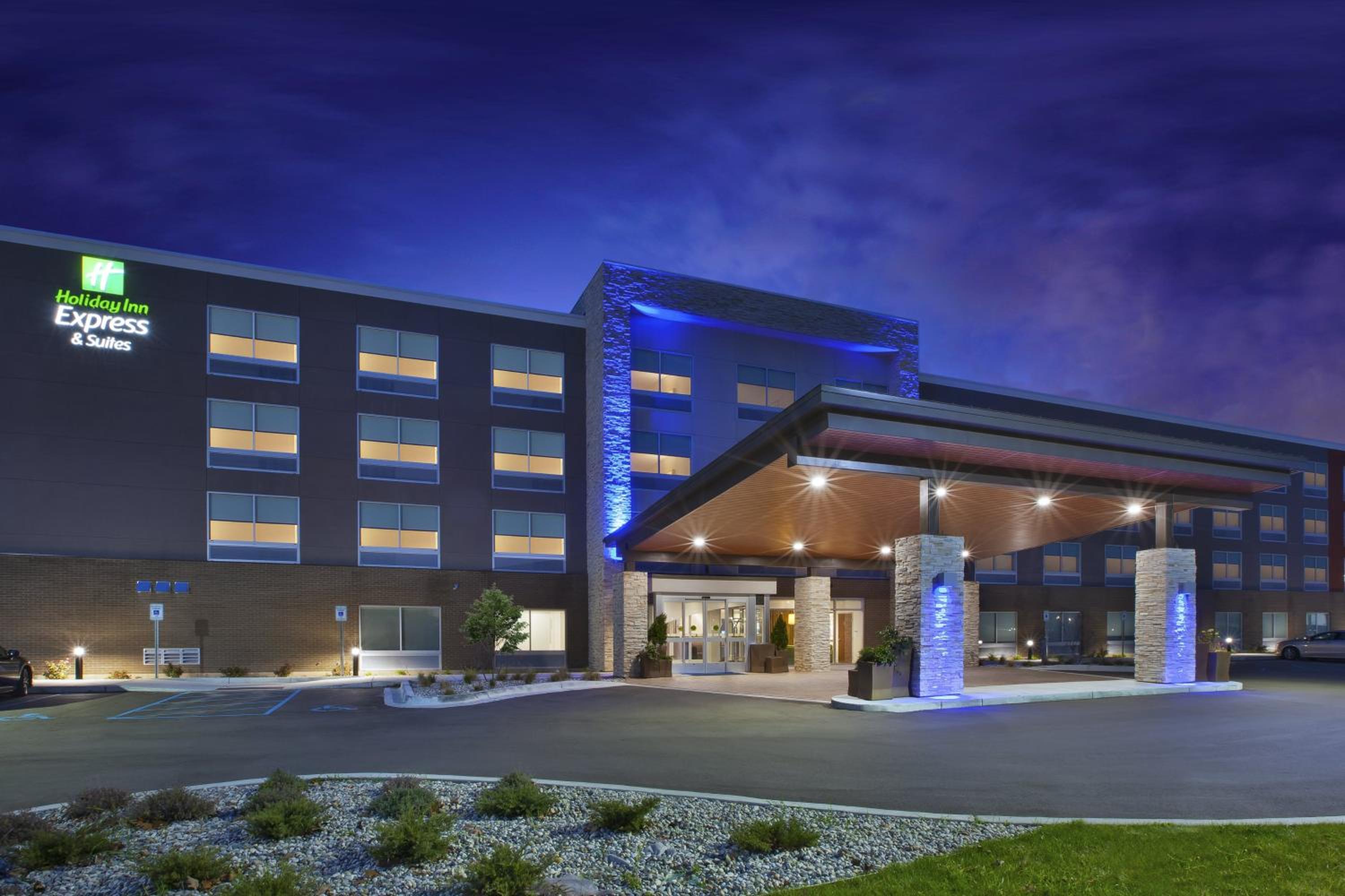 Hotel Holiday Inn Express & Suites Grand Rapids Airport North, an IHG Hotel - Image 1