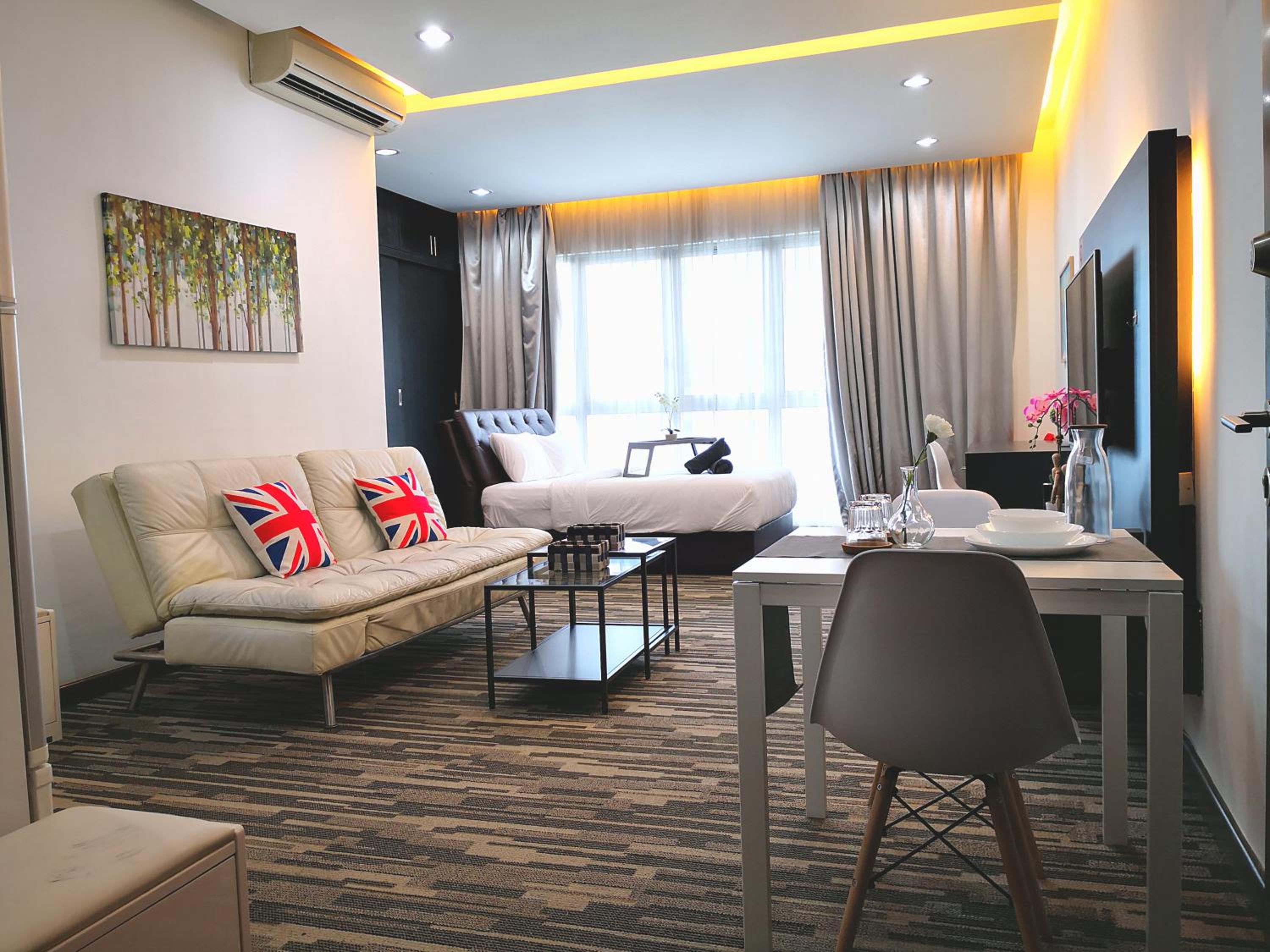 KLCC Inifinity Pool - The Regalia Residences & Suites by KL minsu