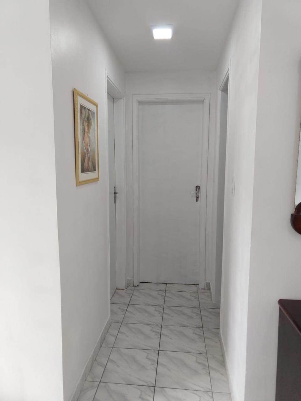 Apartamento Ubatuba, Itaguá, bem localizado, duas vagas de garagem view 2
