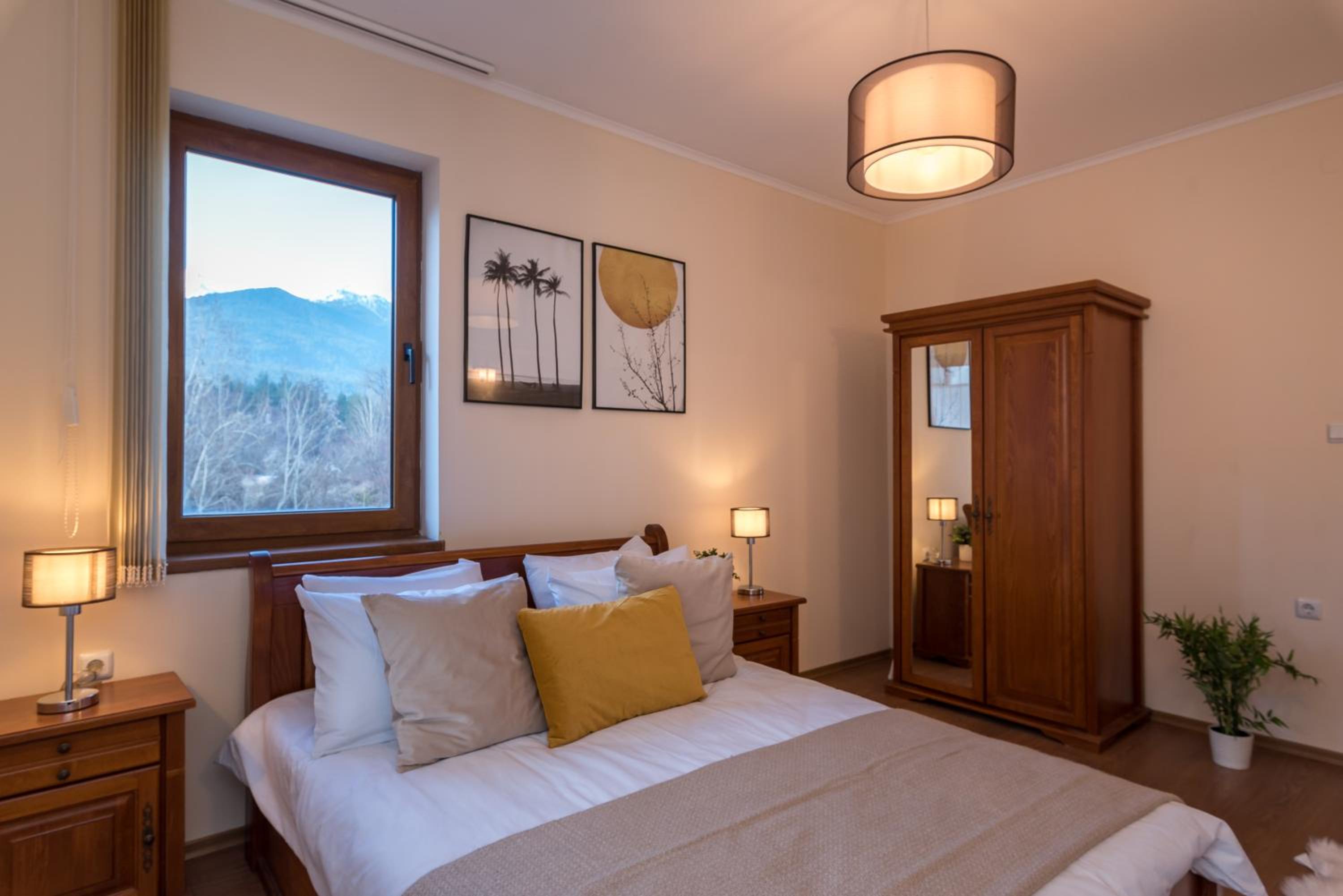 Charming Ski Apartments Near Gondola & Bar Street, Cedar Lodge 1 Complex view 2
