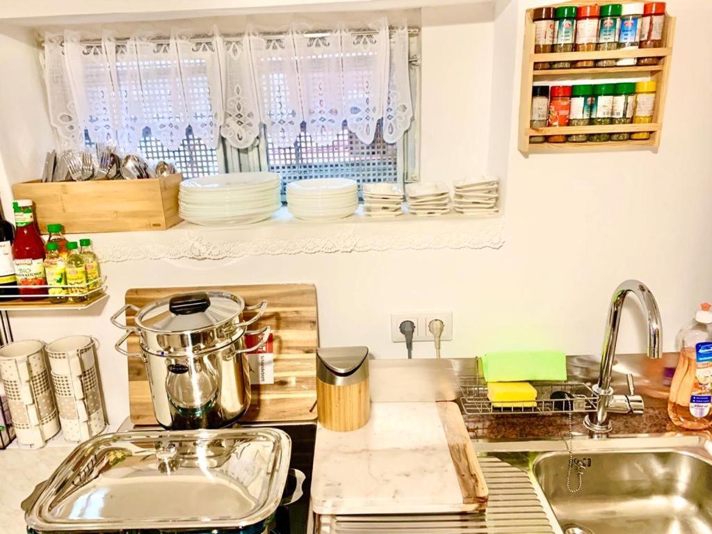 New Hostel Berlin Mitte FREE SNACK hot tea and coffee