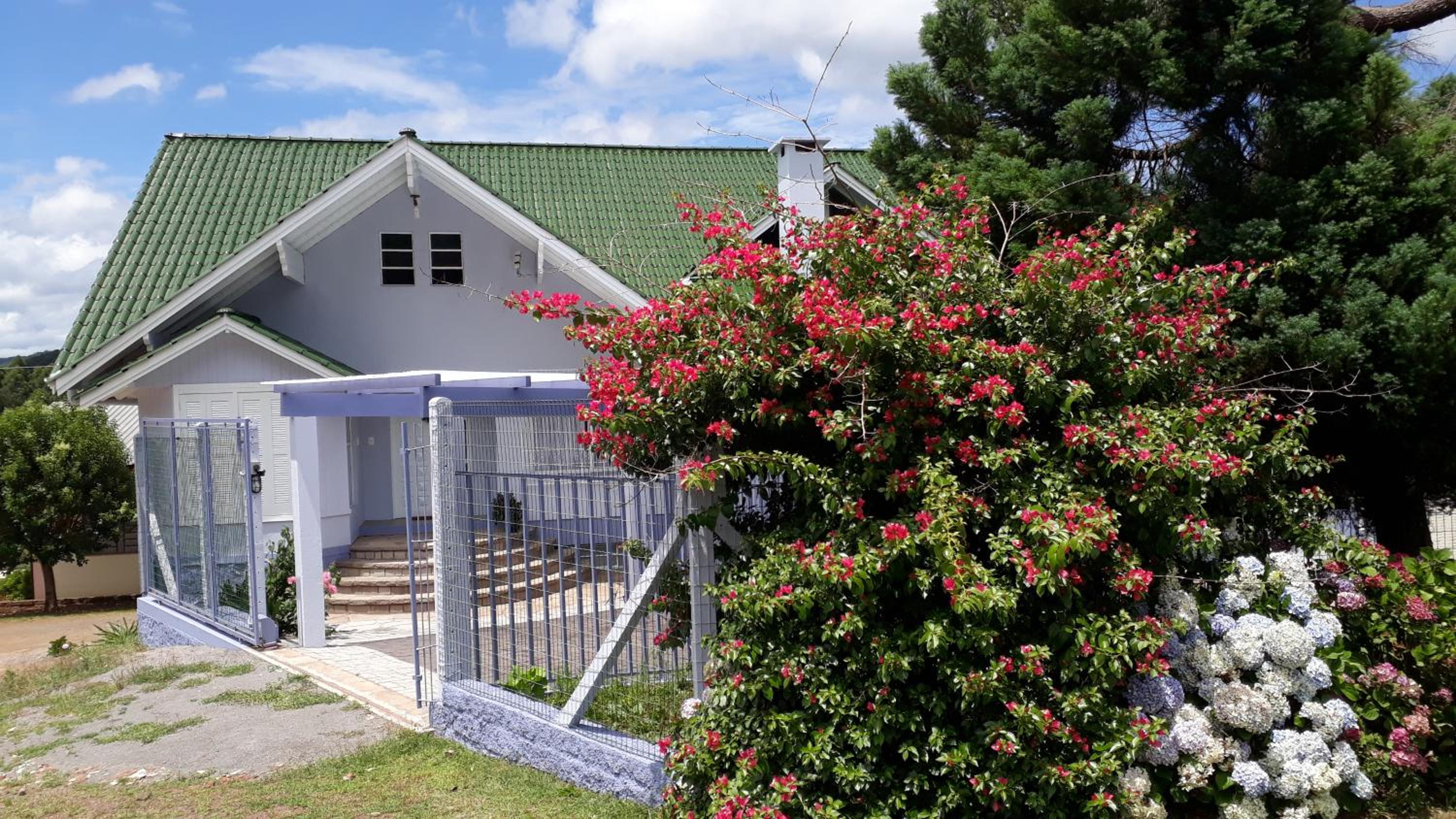 Apartamento funcional, com ar condicionado, vistas para as serras pertinho de Gramado. view 2