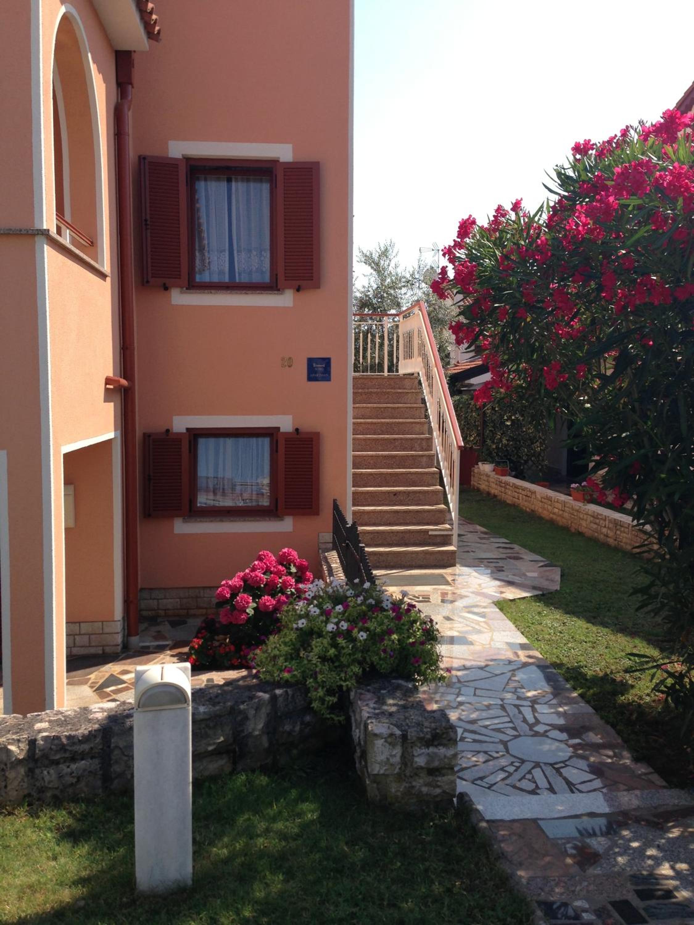 Apartments Zdjelar