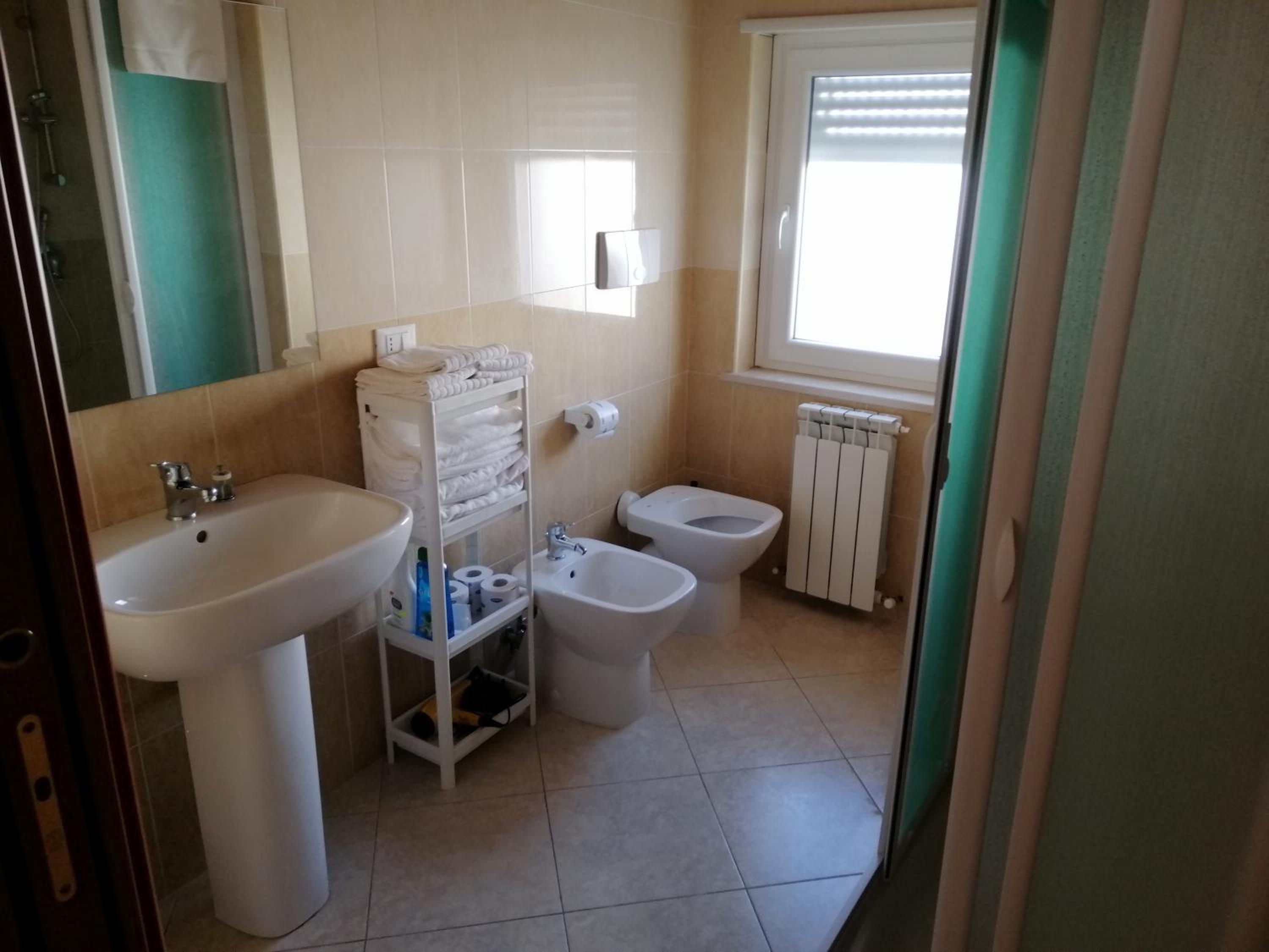 City Break en San Severo — bathroom