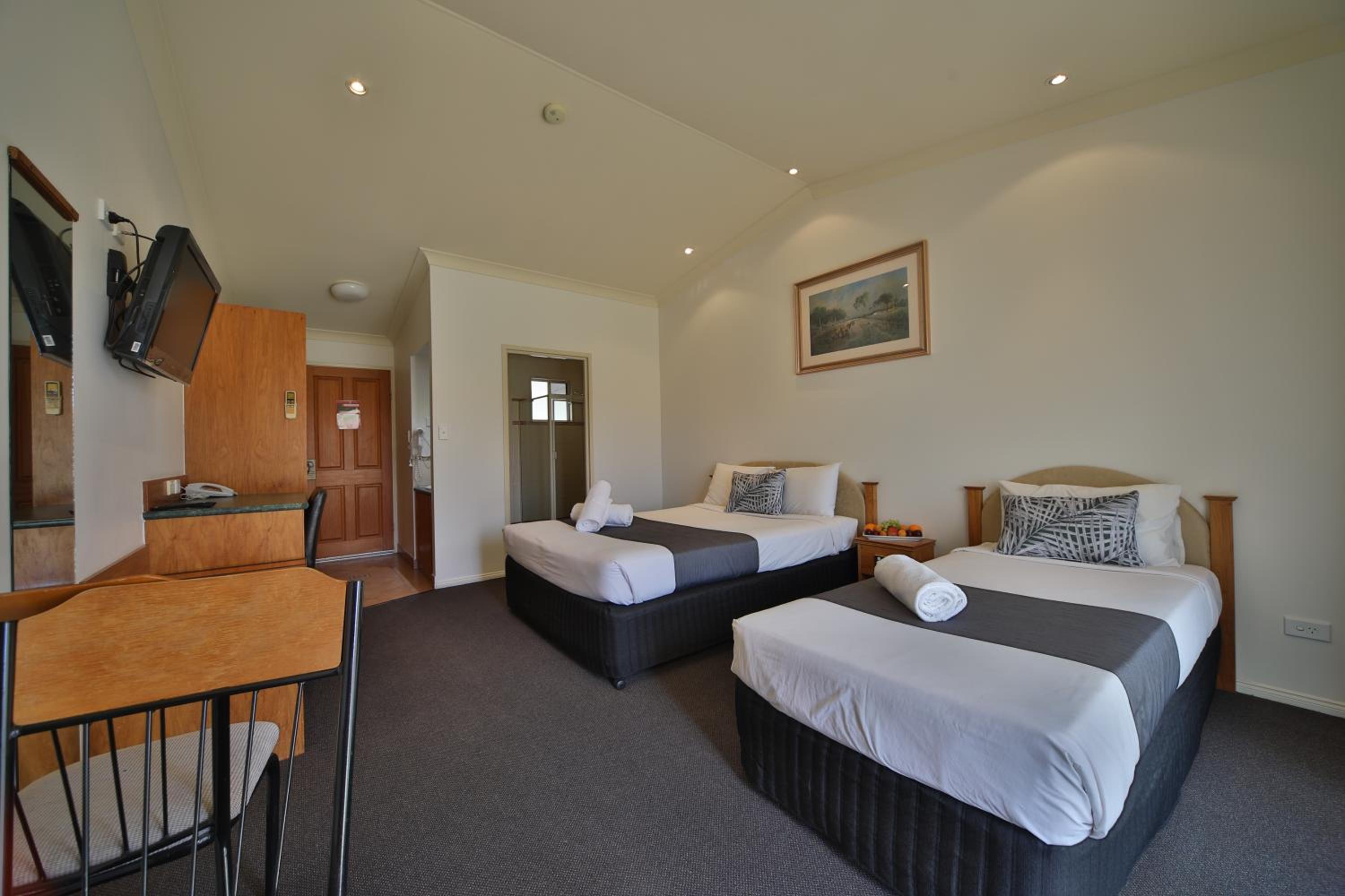 Emerald Explorers Inn