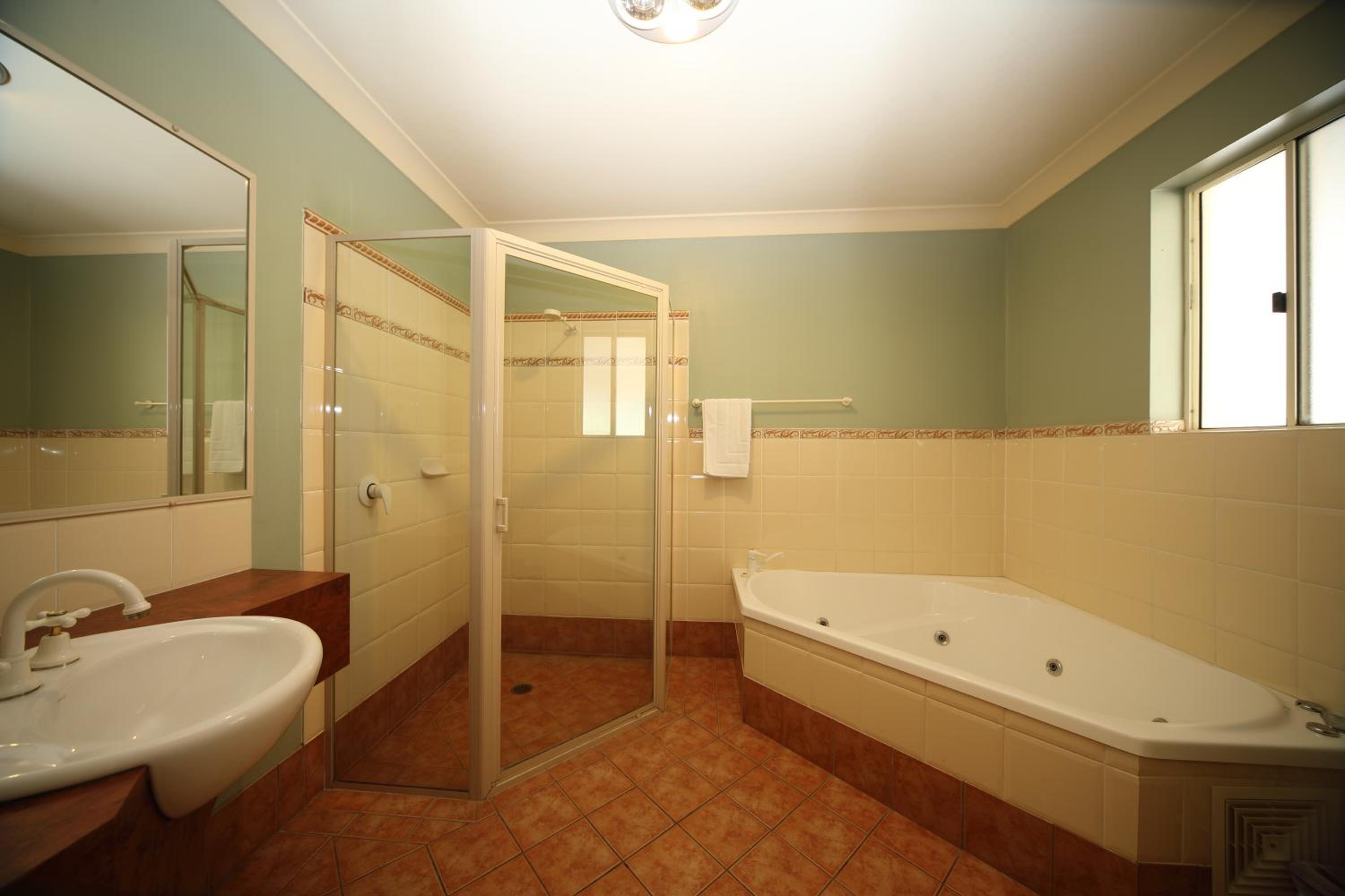 Emerald Explorers Inn