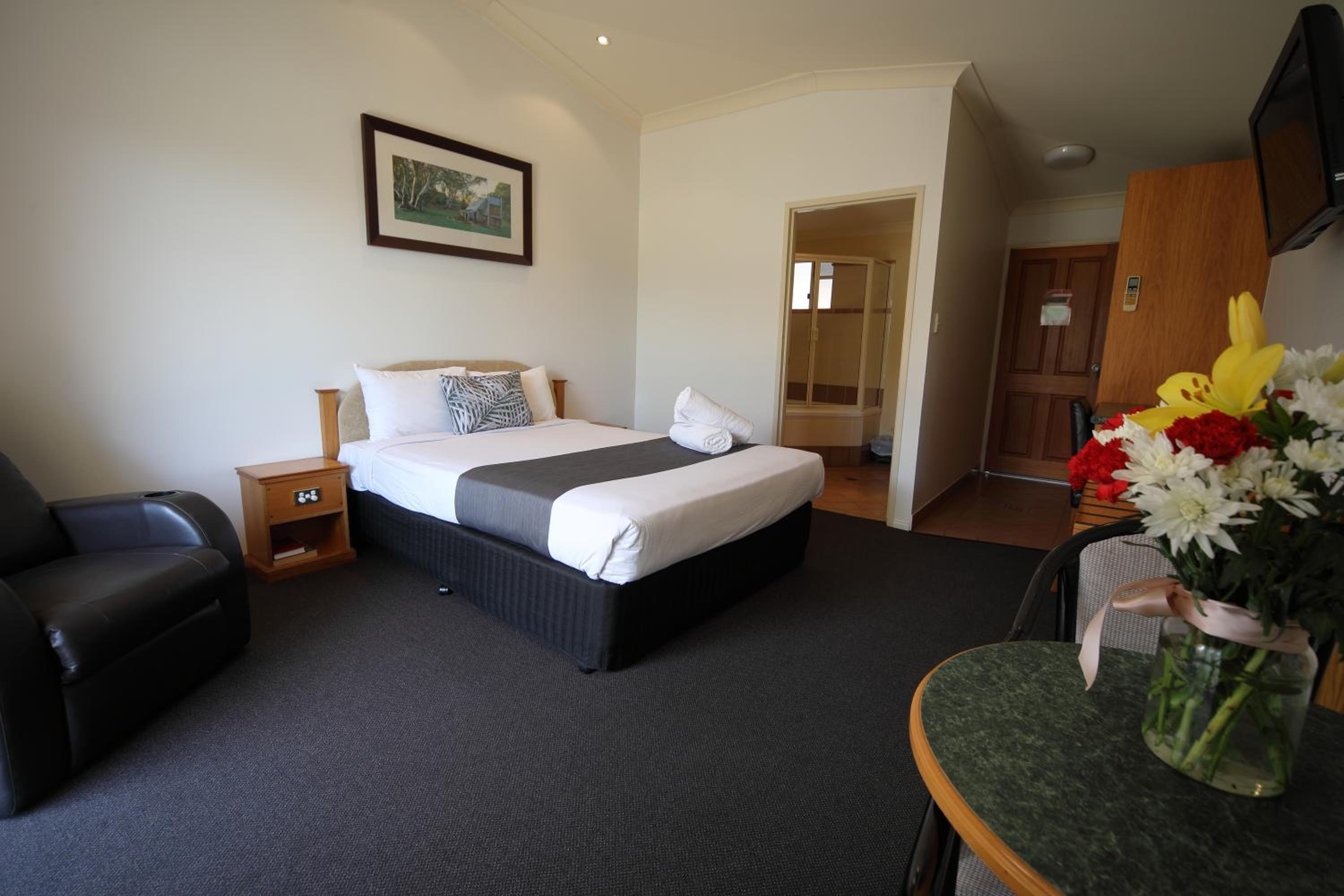 Emerald Explorers Inn