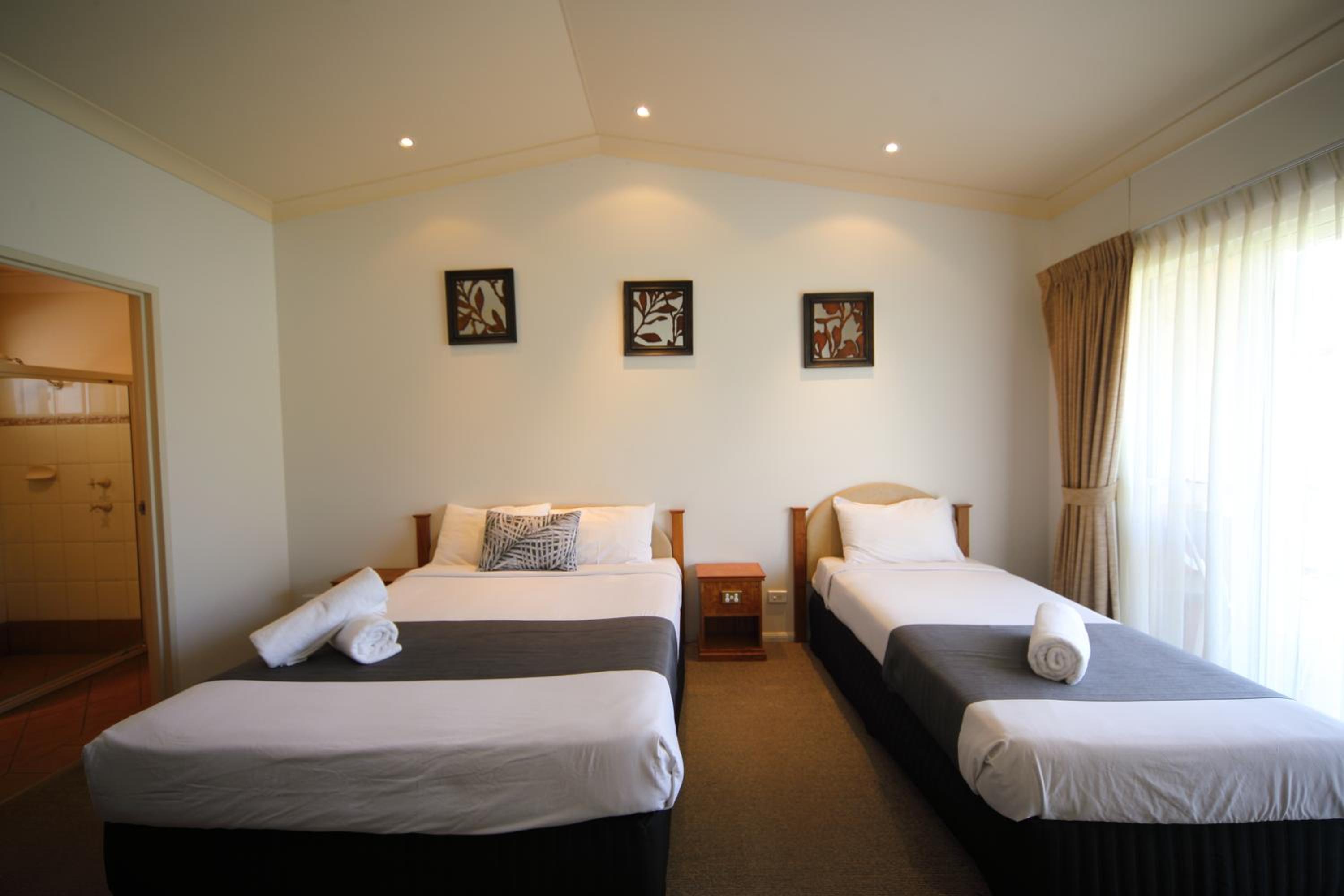 Emerald Explorers Inn