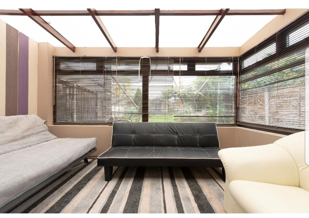 Spacious Bungalow in Romford with parking view 3