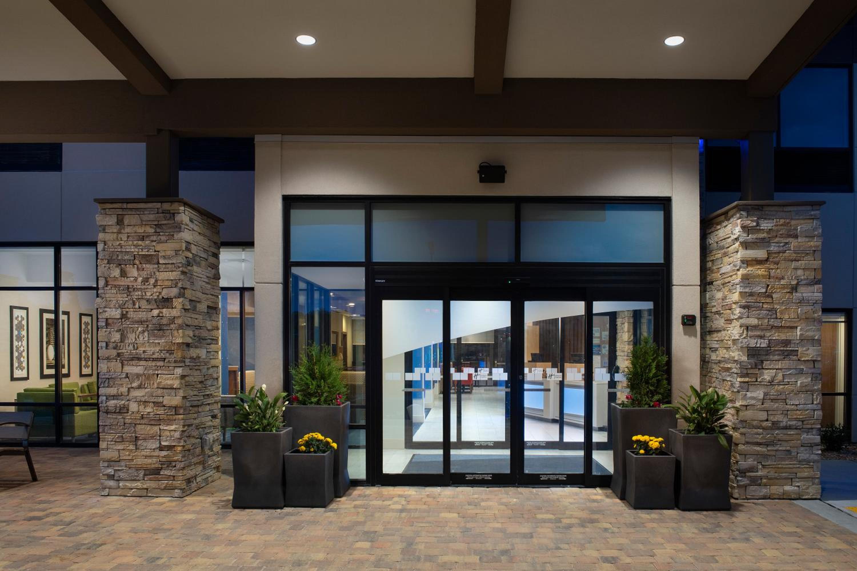 Kingsland Vacations - Holiday Inn Express Suites Kingsland I-95-Naval Base Area, an IHG Hotel - Property Image 2