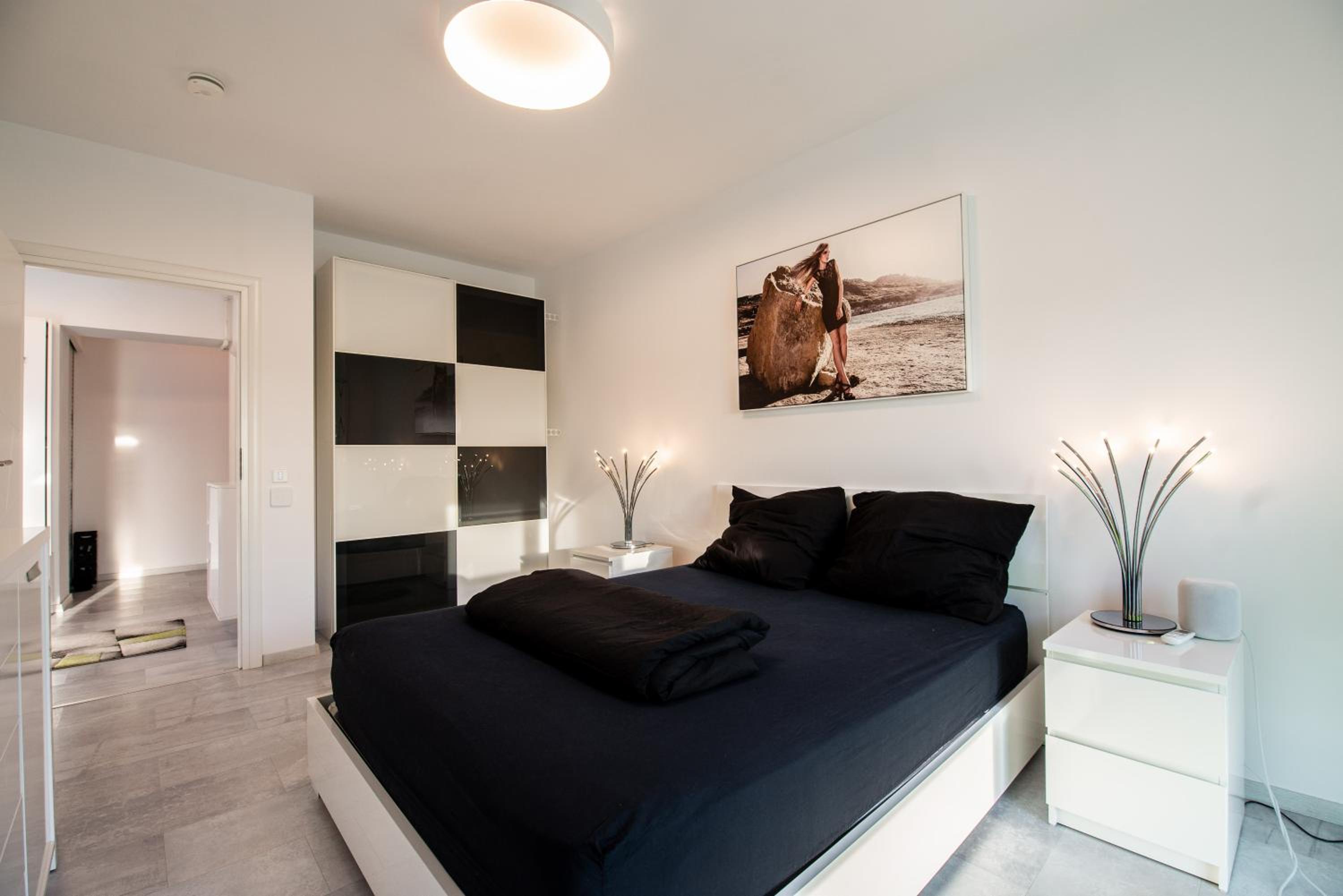 Luxury Westpark 2 Residence with Lake View
