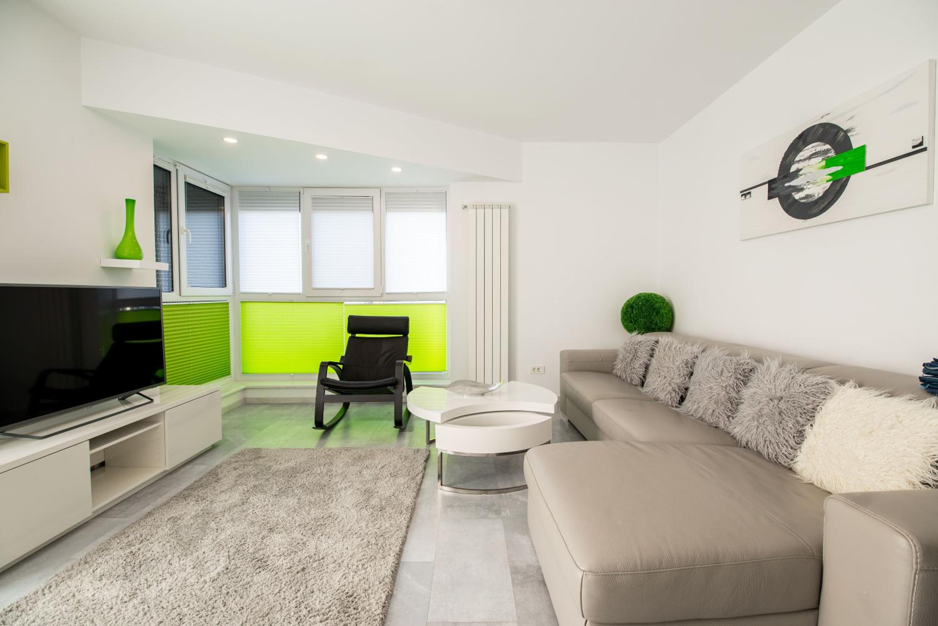 Luxury Westpark 2 Residence with Lake View