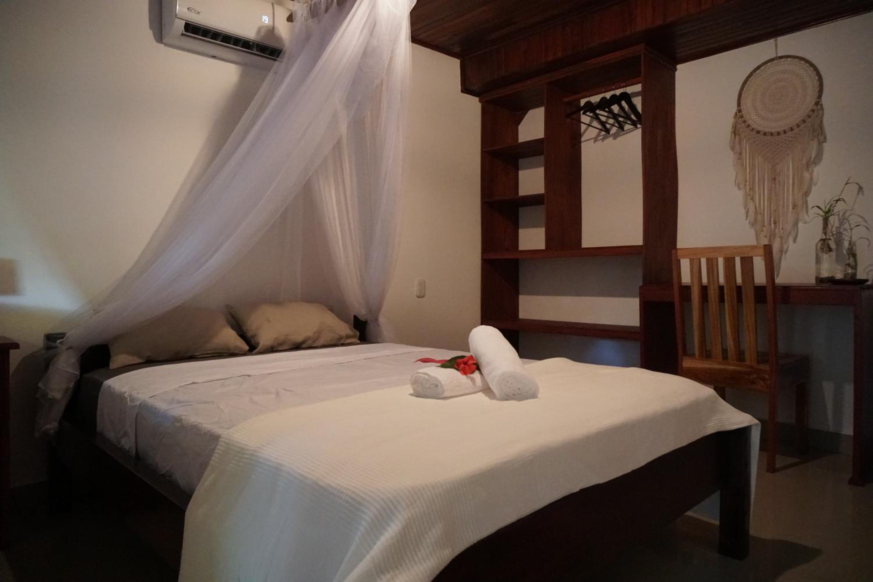 El Gato Rojas Surf Hostel