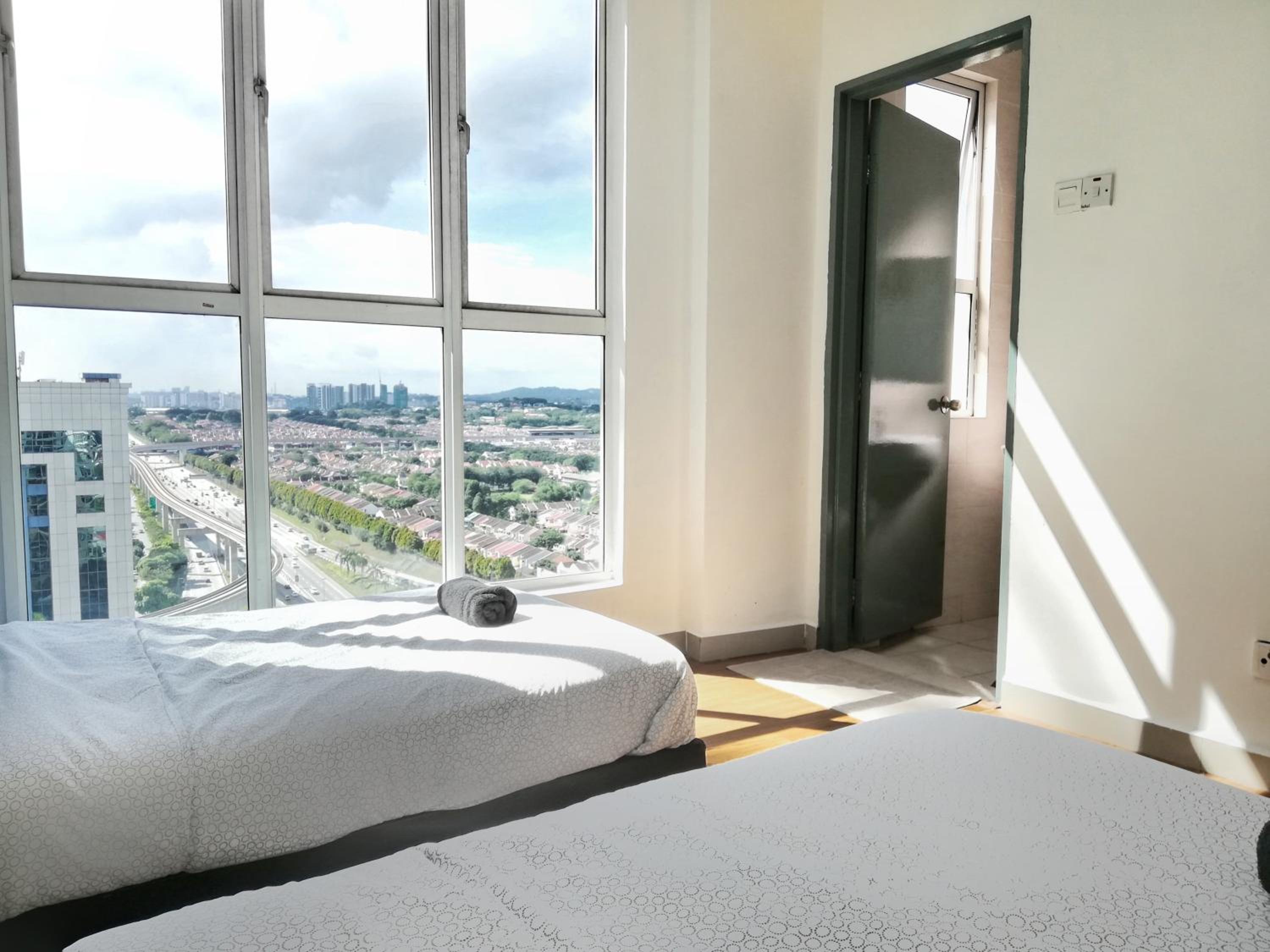 Subang City Residence, Spacious Home with Balcony, Walking Distance to Summit, 5min to Sunway photo 5