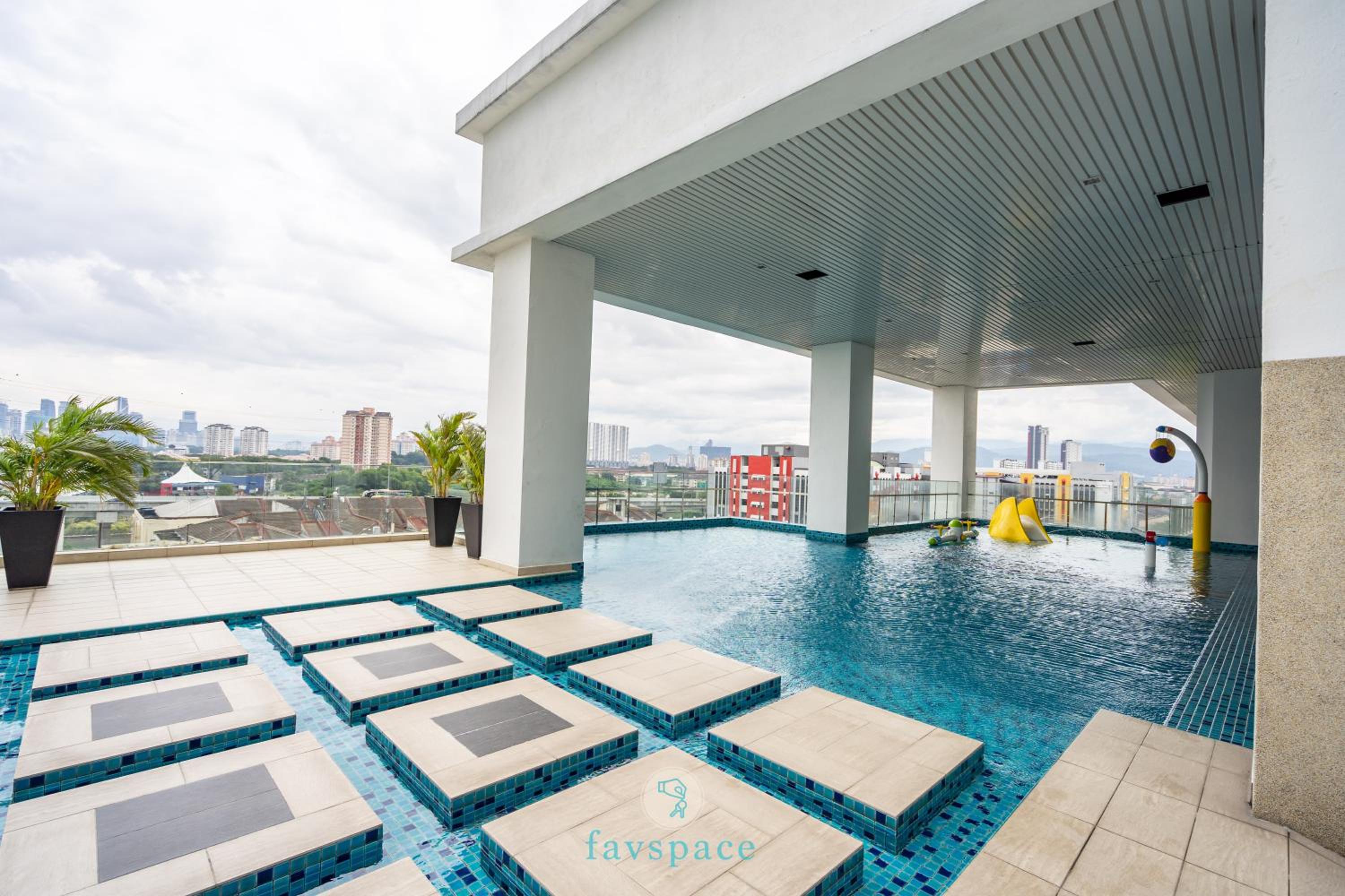 Lovely 3-bedroom condo with pool for 8 pax - Cheras