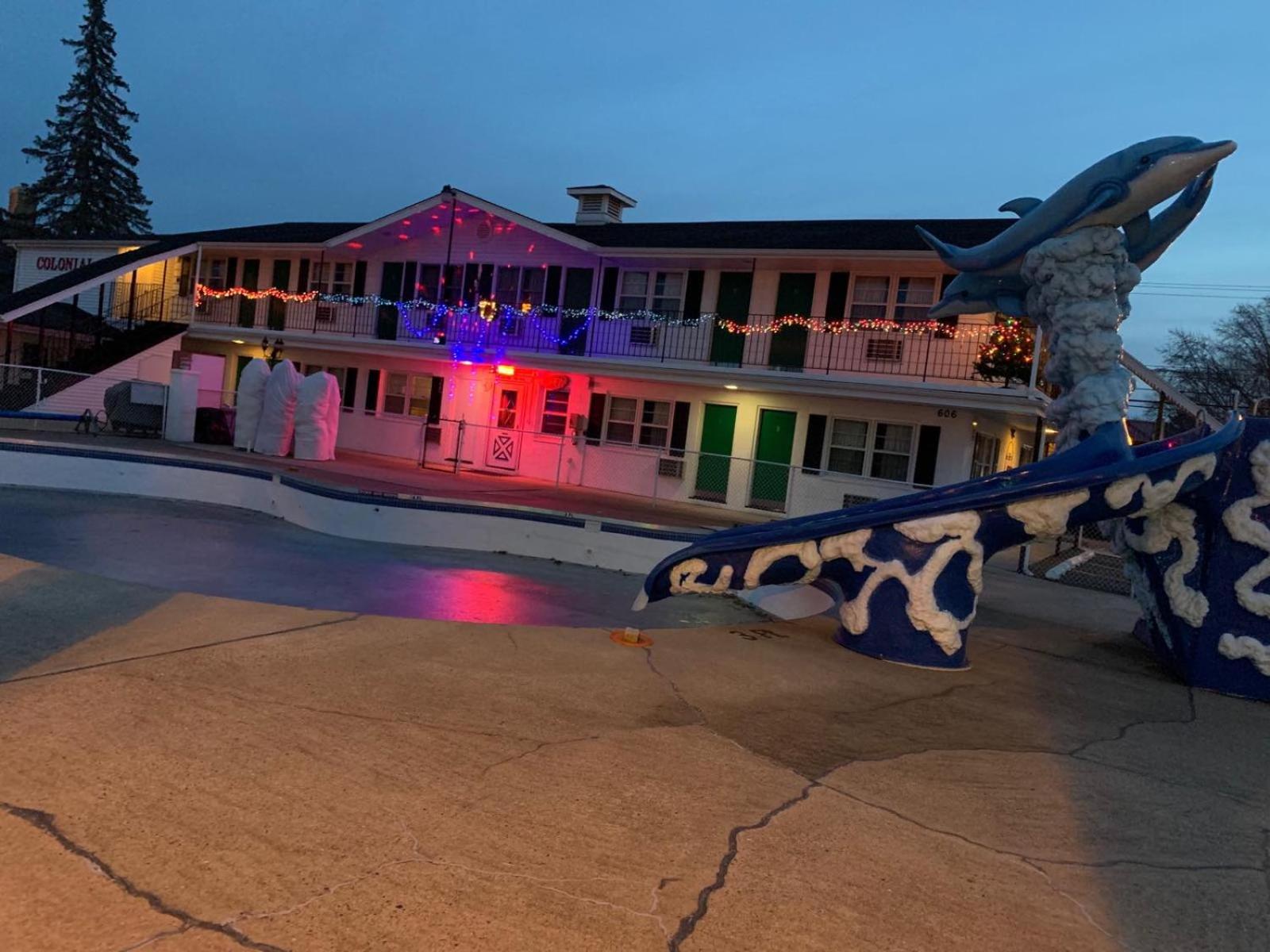 Colonial motel