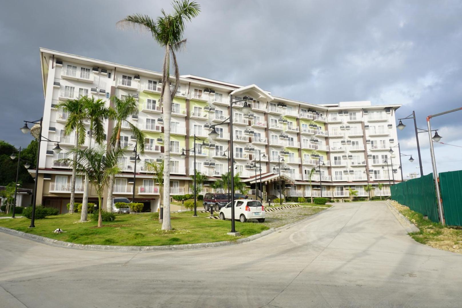 Comfy condo unit 5mins from Mactan Airport+Netflix view 4