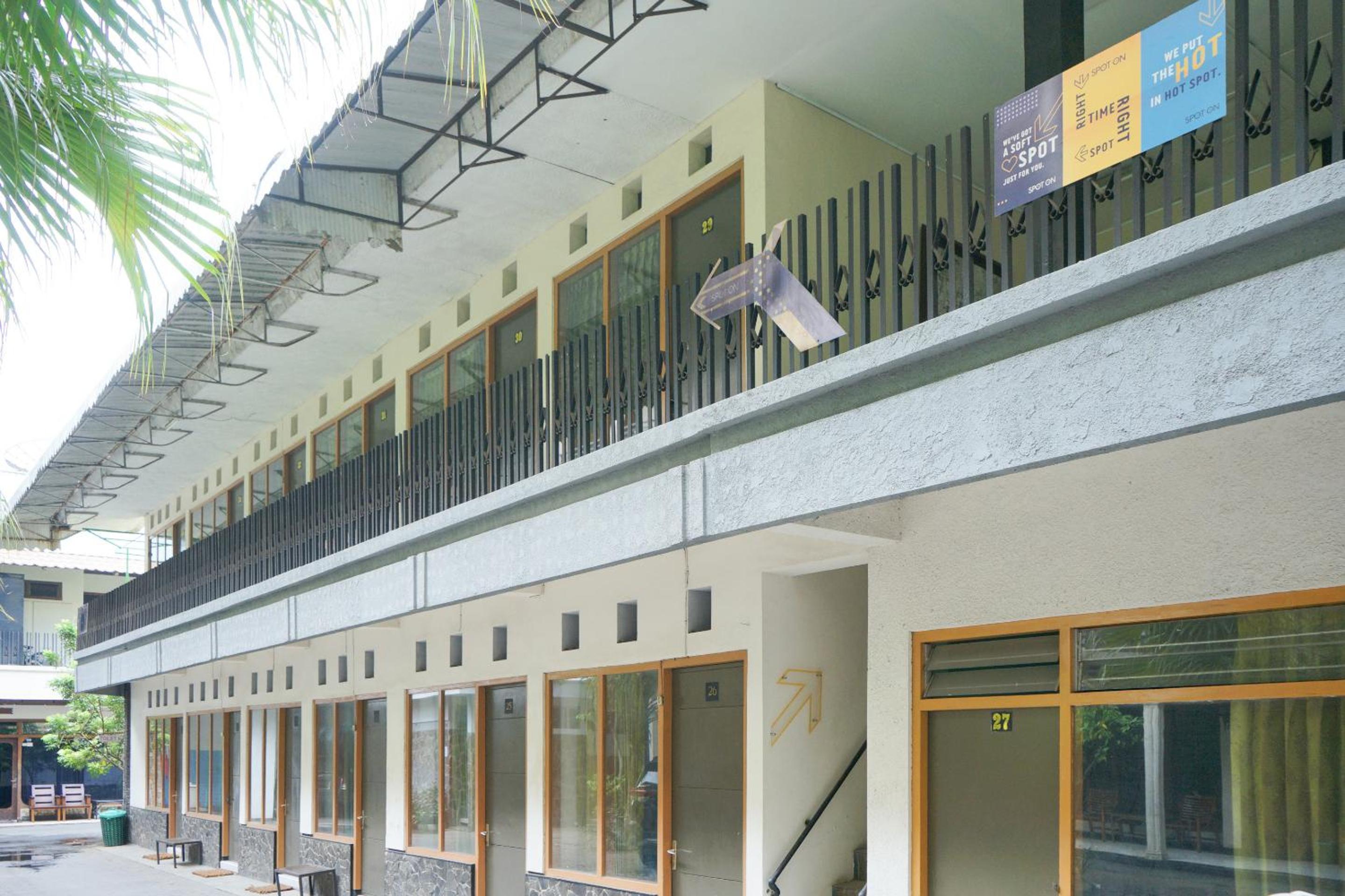OYO Life 2090 Ratna Backpacker Syariah view 2