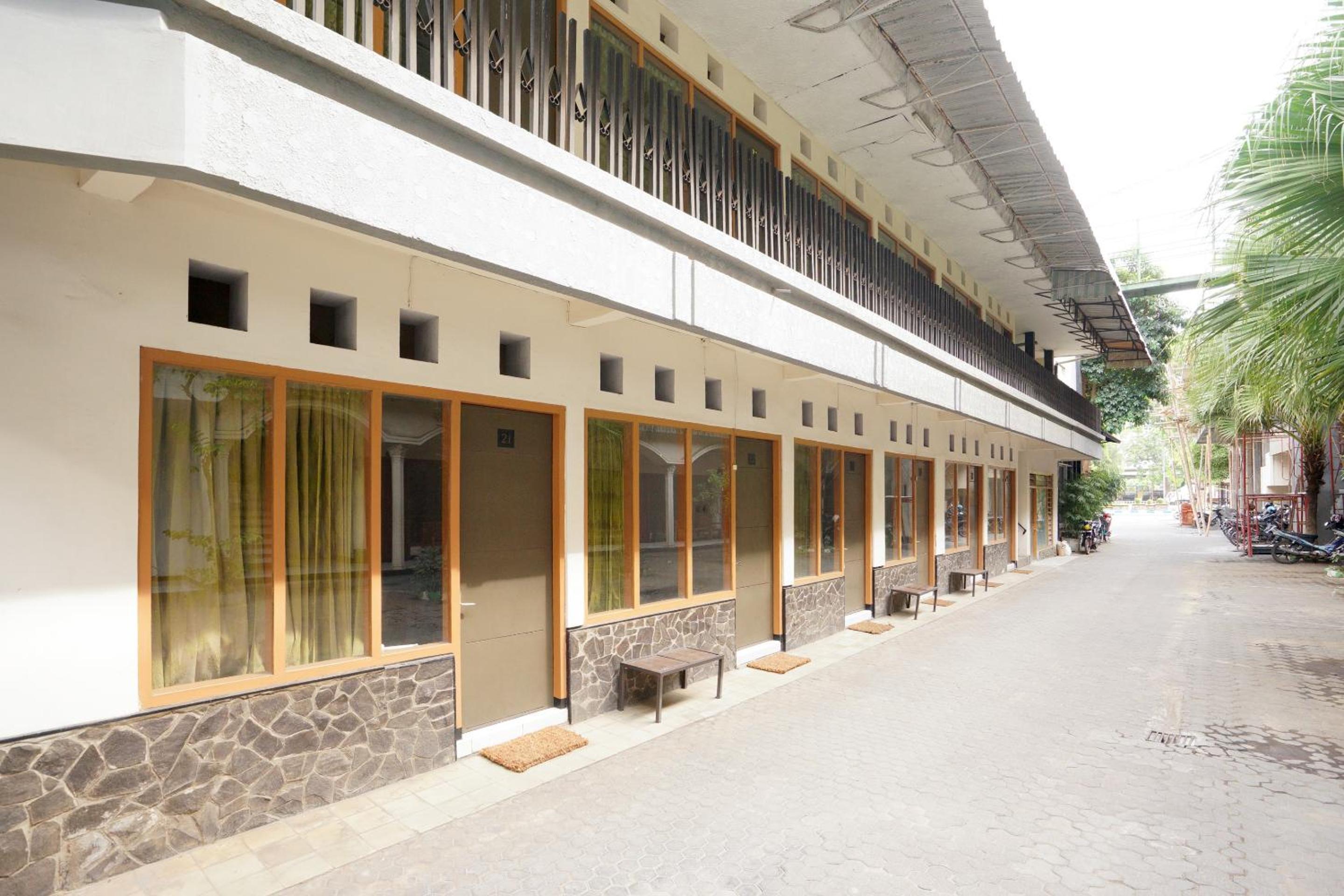 OYO Life 2090 Ratna Backpacker Syariah view 3