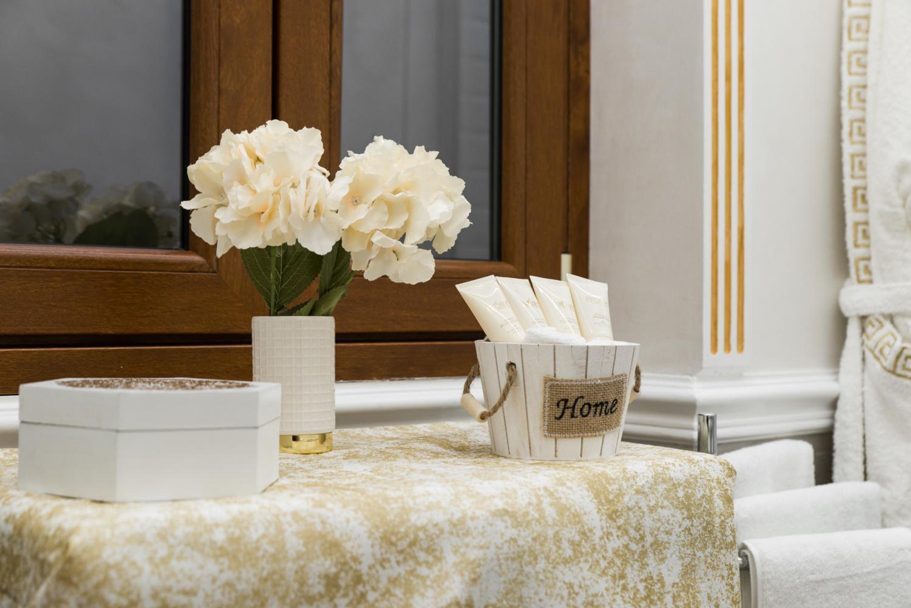 THE IMPERIAL SUITE e THE BRICKS