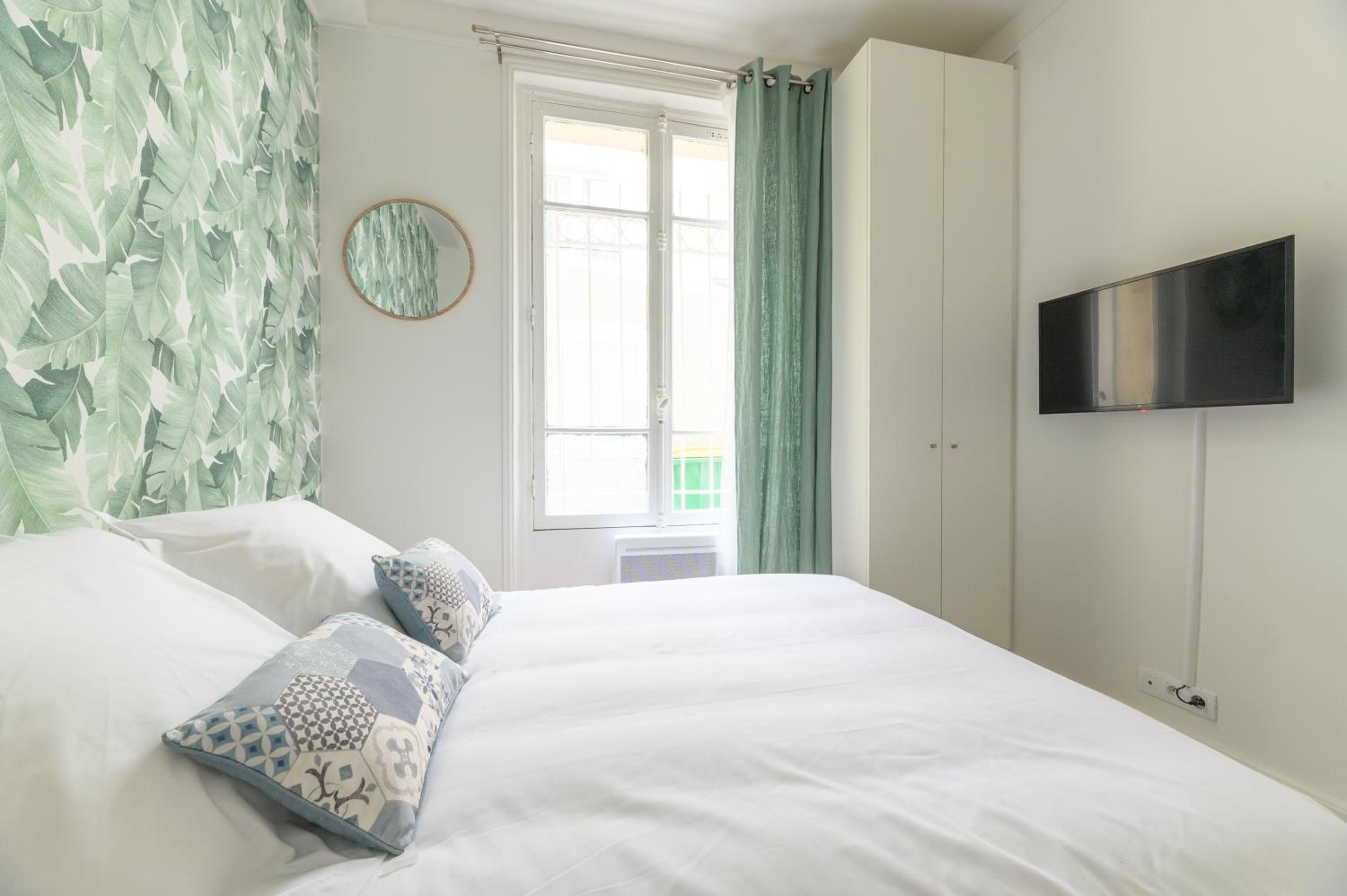 Daumier - New 2 Bdrs Flat near la Seine
