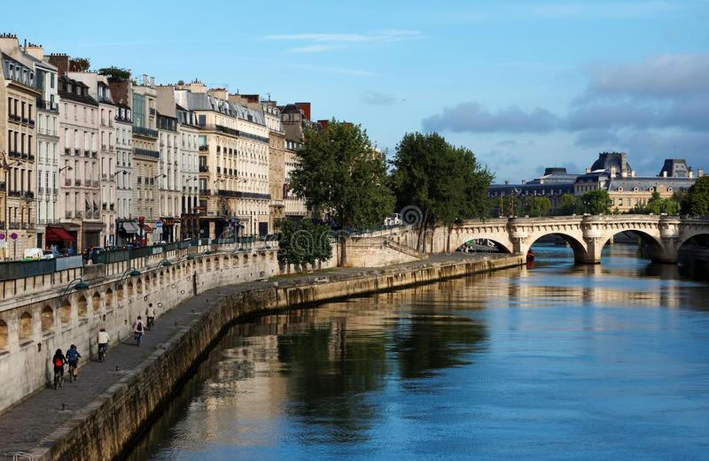 Daumier - New 2 Bdrs Flat near la Seine