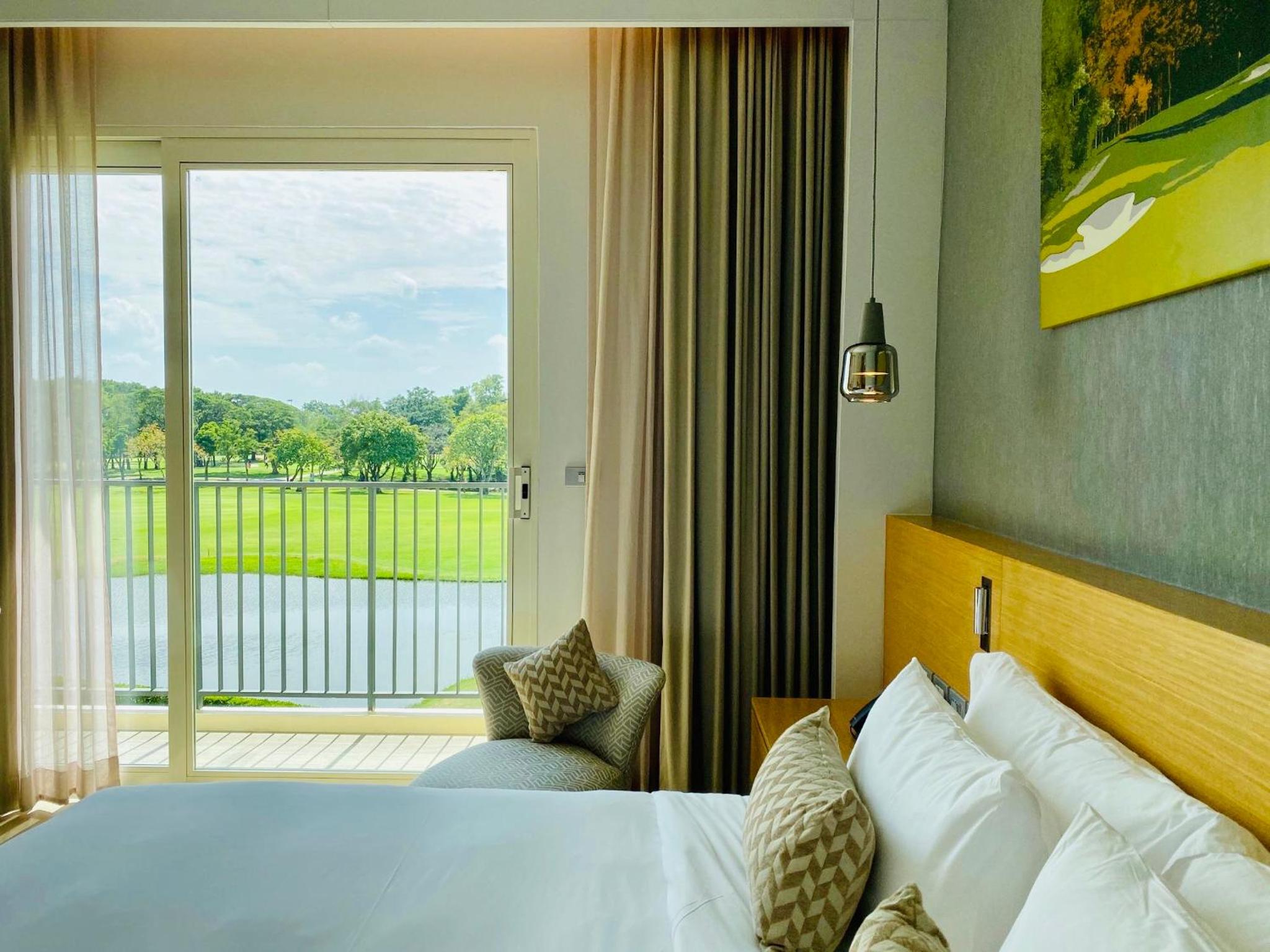 Eastin Thana City Golf Resort Bangkok Free Scheduled Shuttle from Hotel to Suvarnabhumi Airport