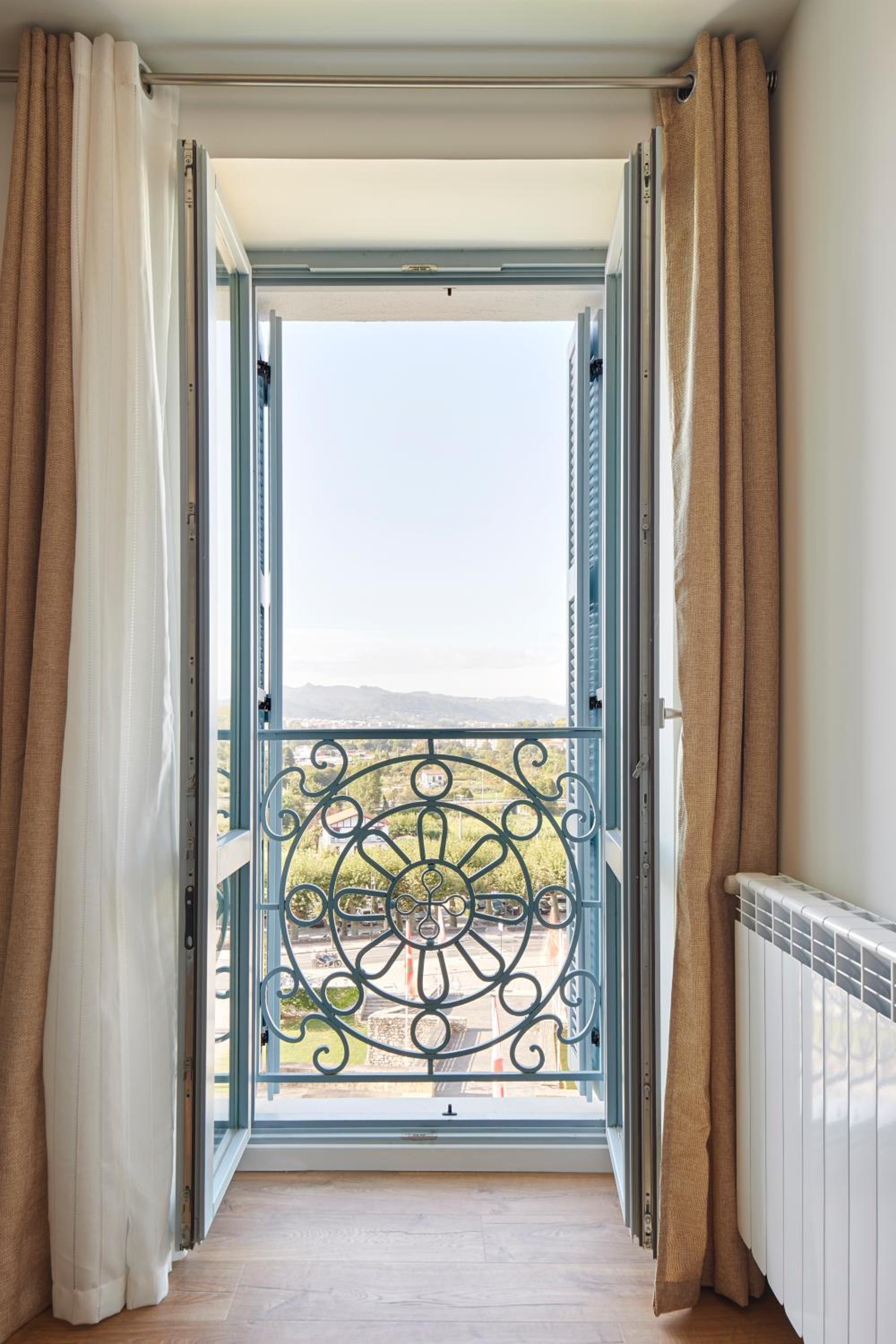H SUITE3B by Smiling Rentals view 3