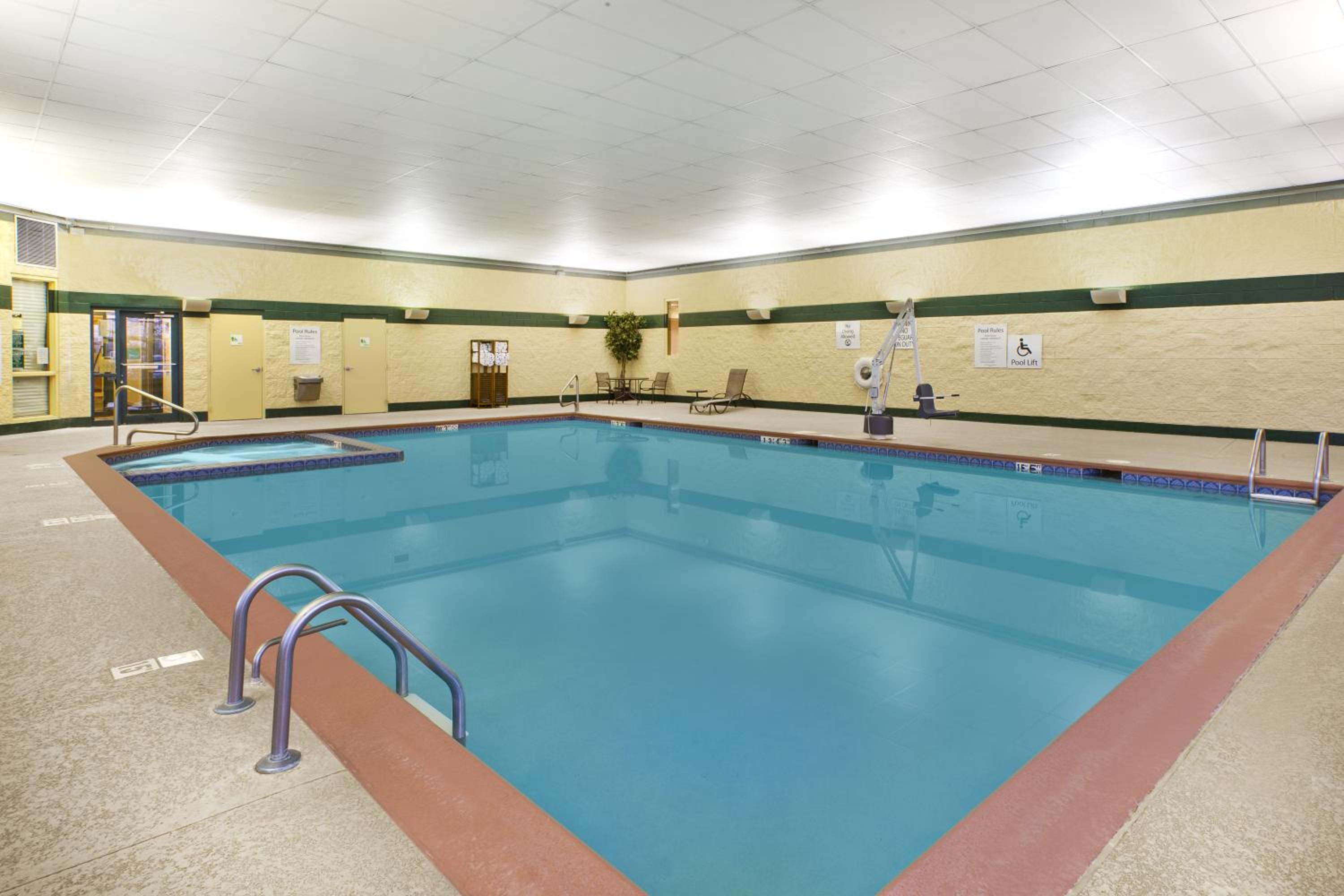 Bolingbrook Vacations - Holiday Inn  Suites Bolingbrook, an IHG Hotel - Property Image 4