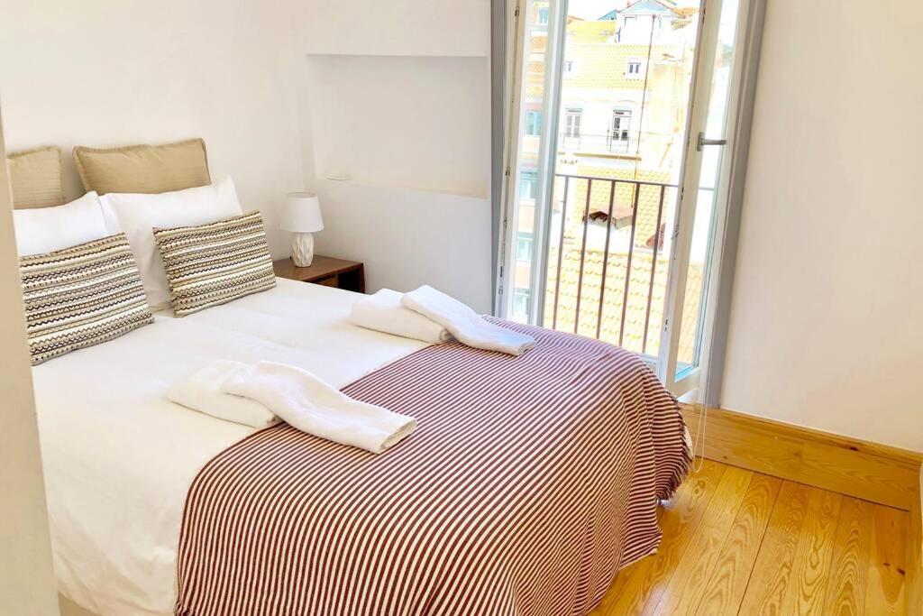32 Top - Center of Lisbon Duplex Apartment, Barrio Alto view 4