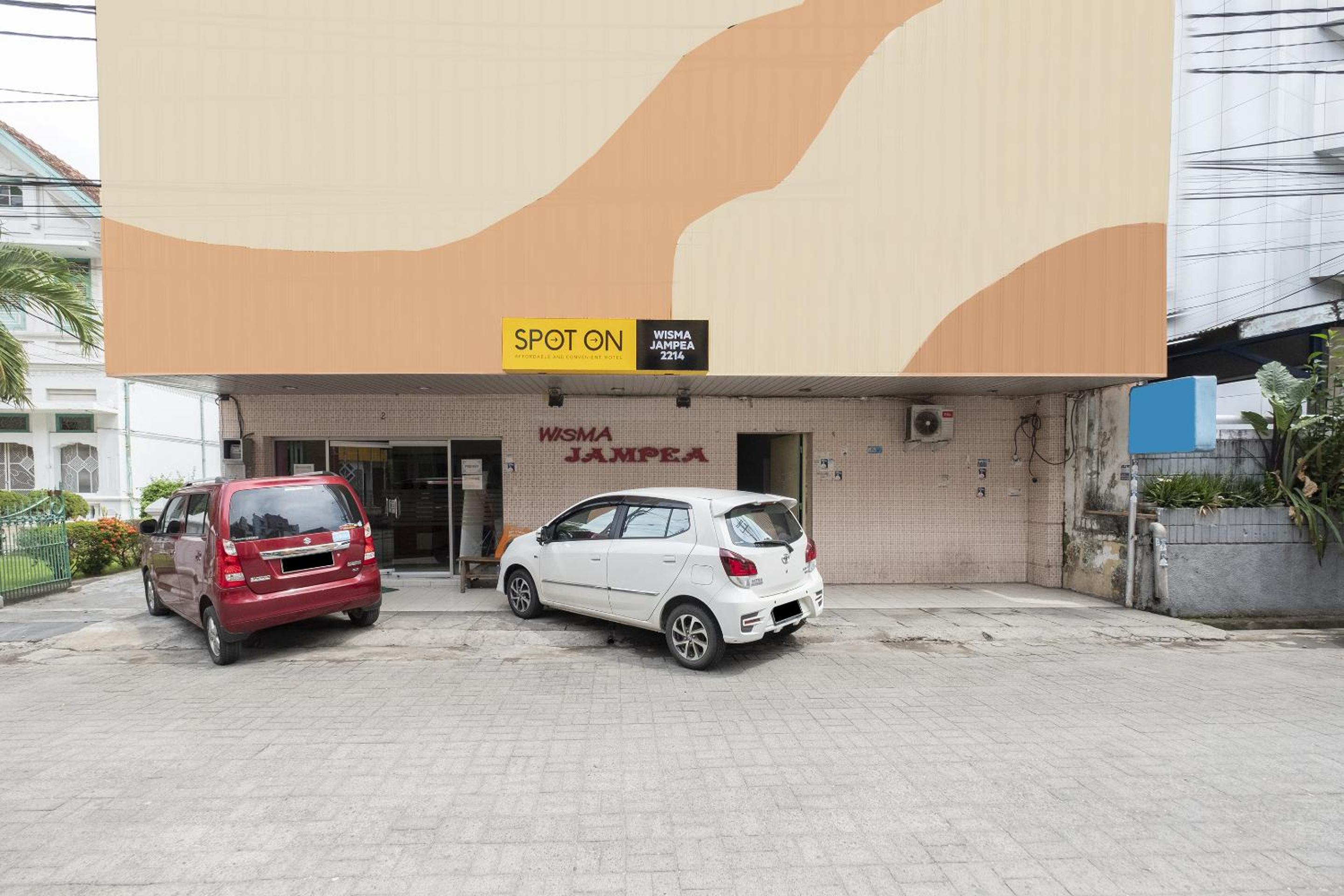 Hotel SPOT ON 2214 Wisma Jampea - Image 1