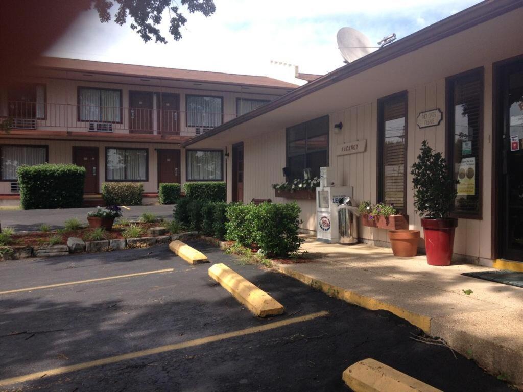 The Parkwood Inn & Suites view 3