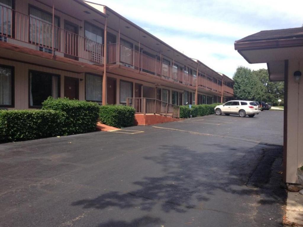 The Parkwood Inn & Suites view 2