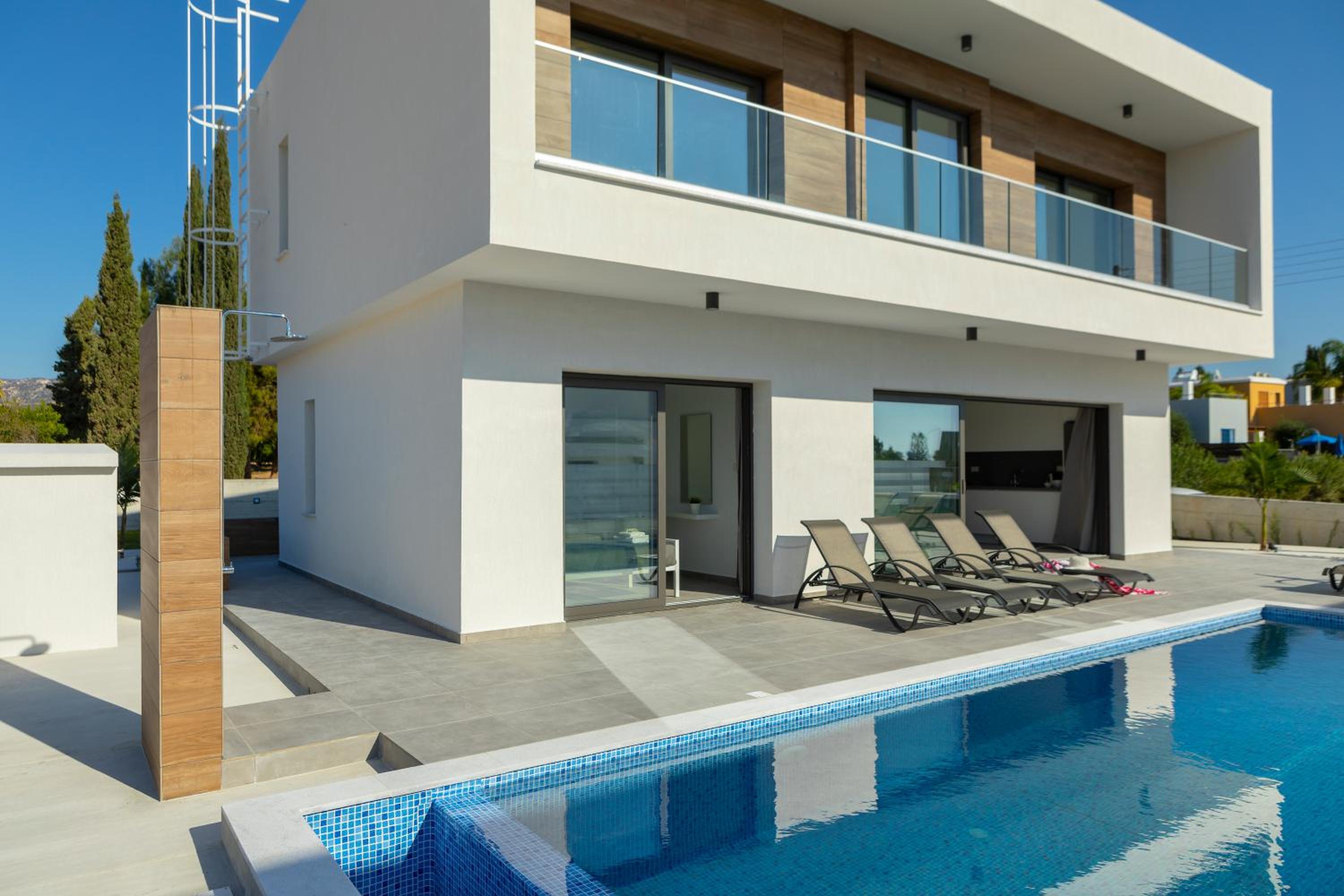 Villa Andre, walking distance to Coral Bay view 2