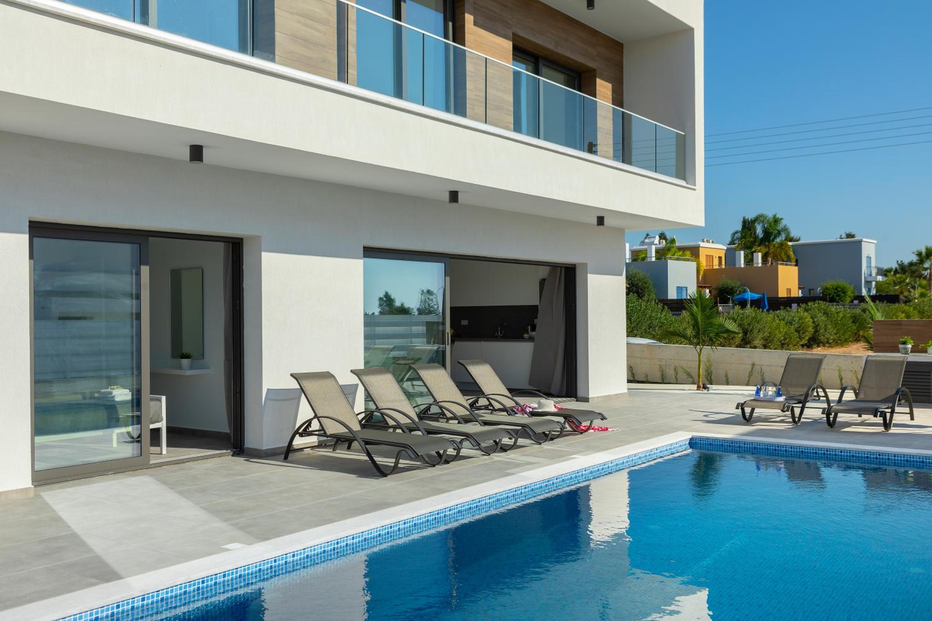 Villa Andre, walking distance to Coral Bay view 3