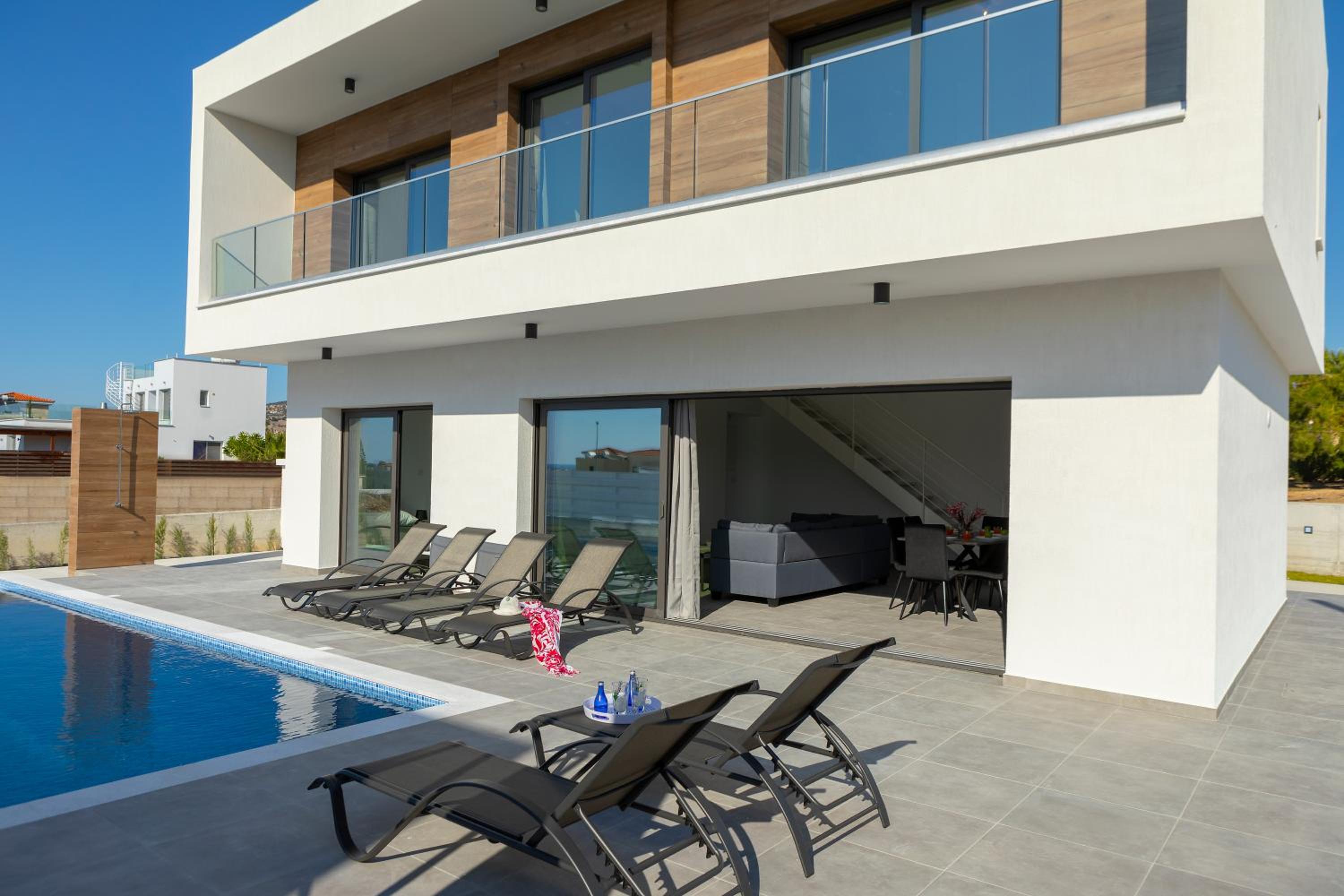 Villa Andre, walking distance to Coral Bay view 4