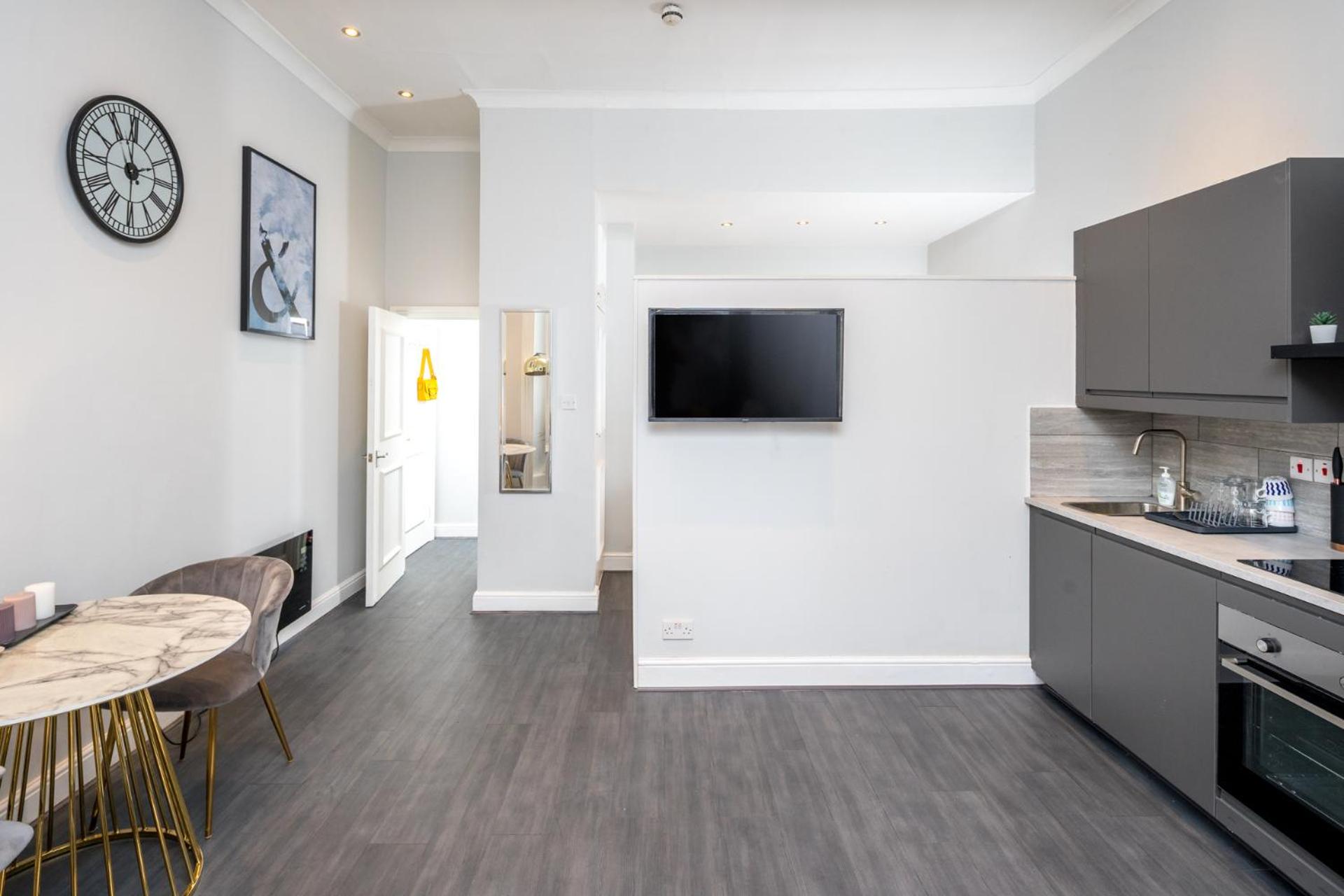 Kensington Modern Apartment