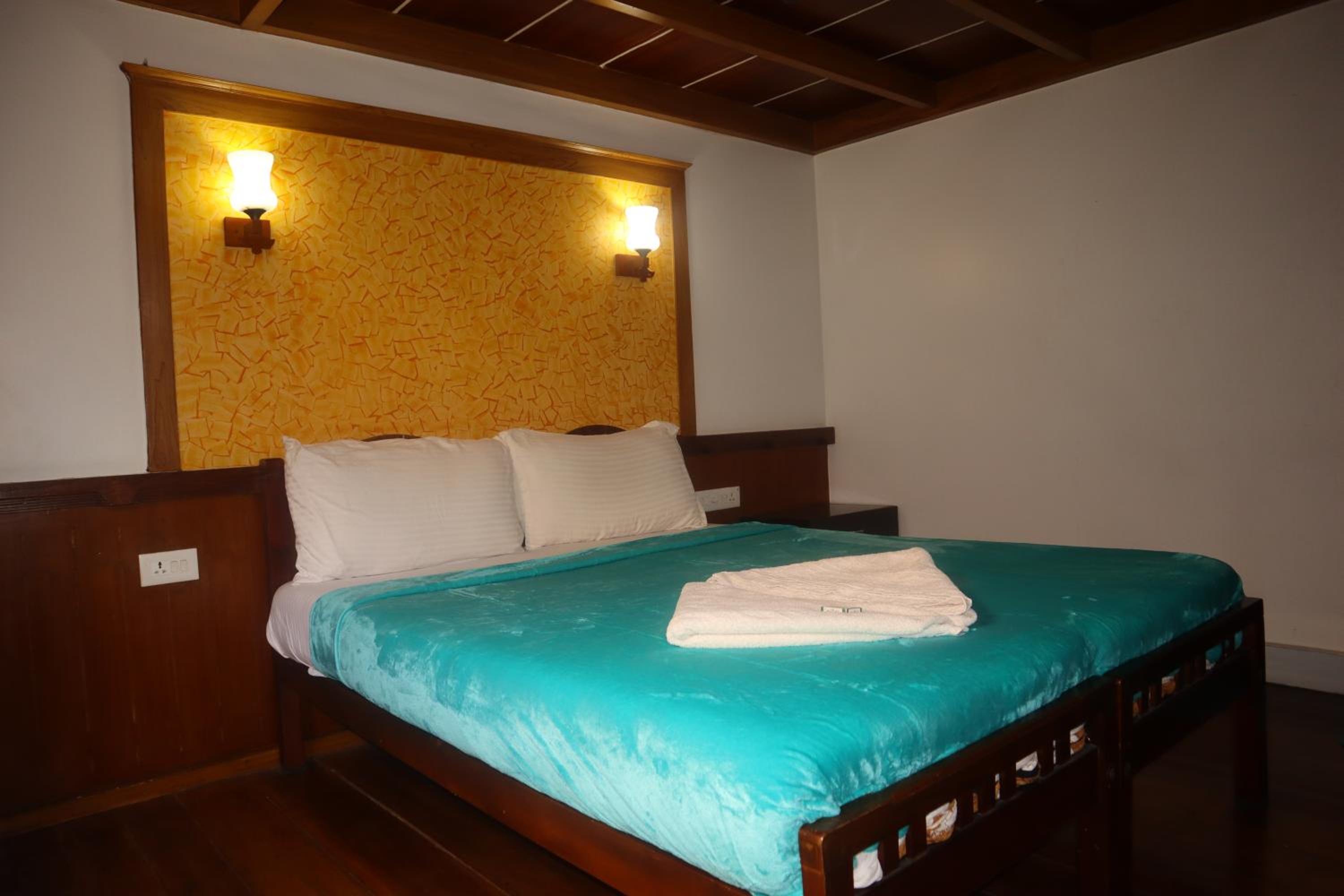 Kera Houseboats Alleppey view 5