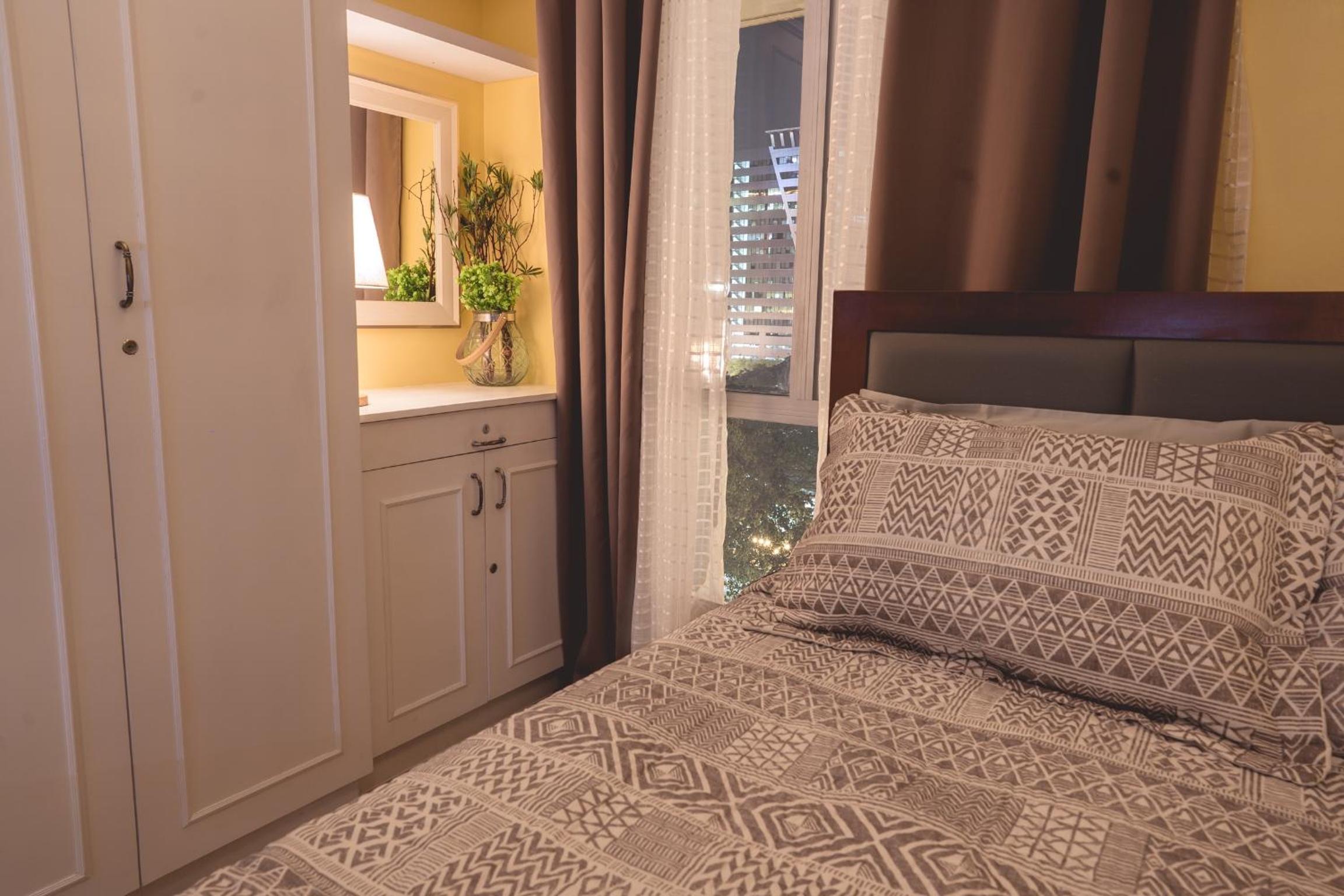 5th floor Cebu IT Park studio walking distance to everything view 4