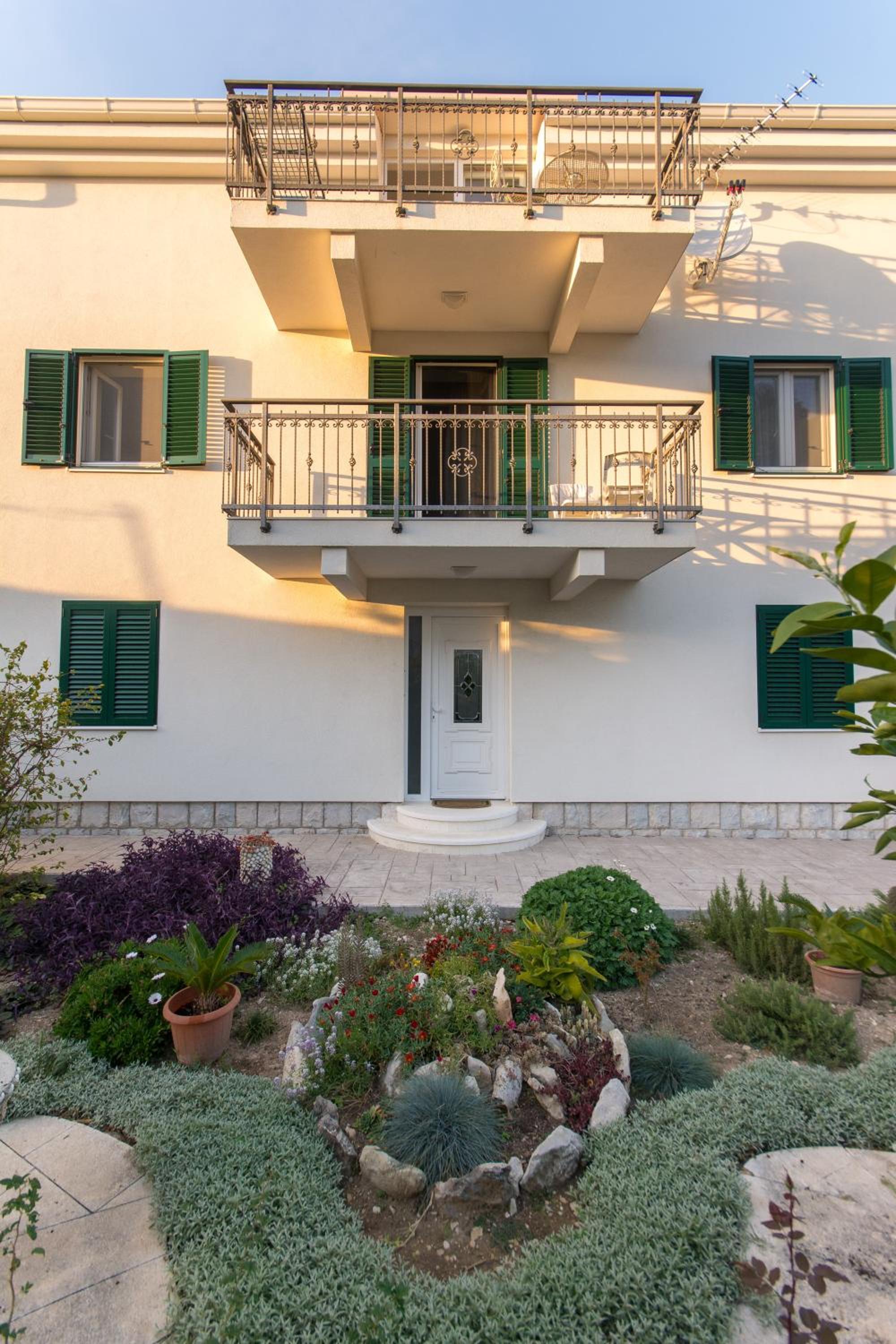 Courtyard seafront house view 4