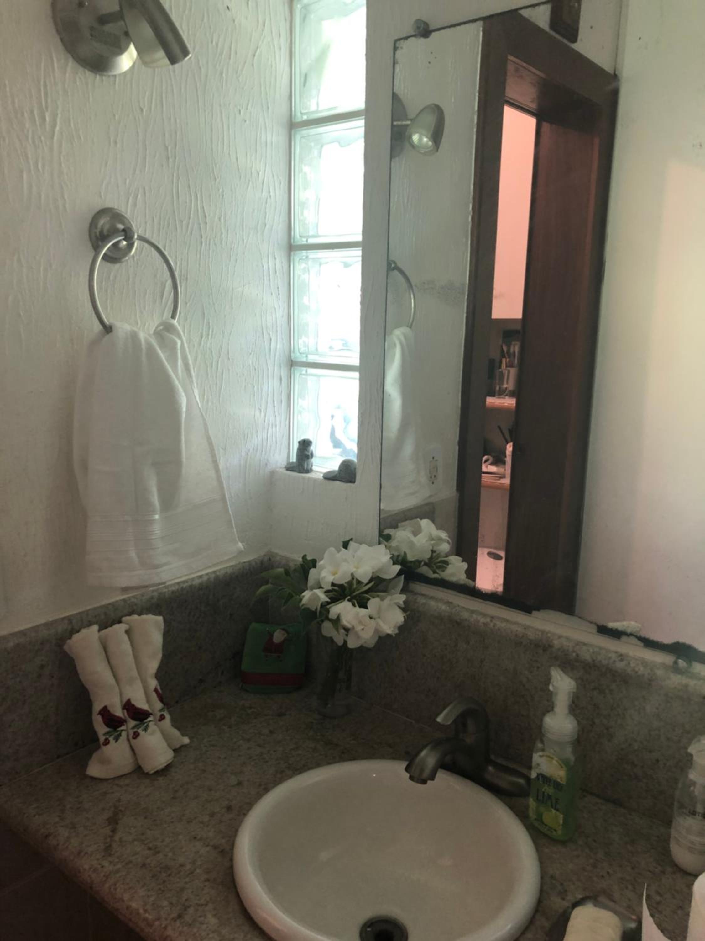 Quarto para 2, perto da praia Guarajuba, 9 ninutos