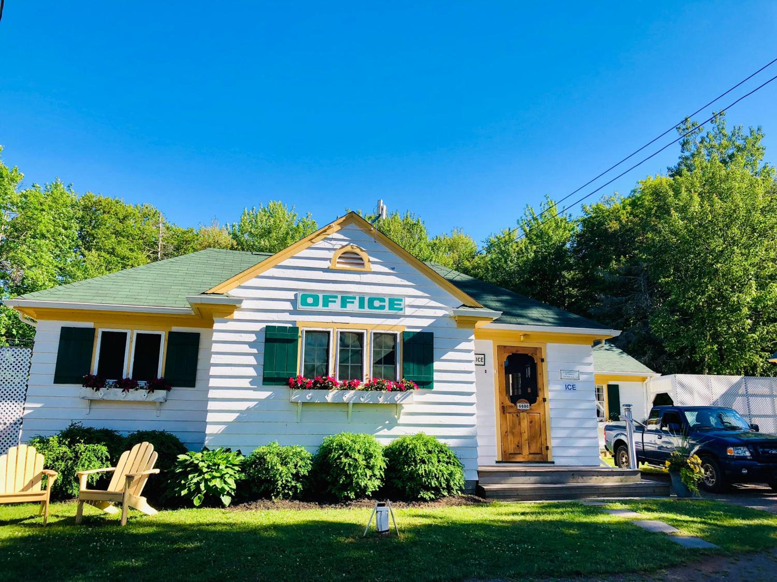 Green Gables Bungalow Court