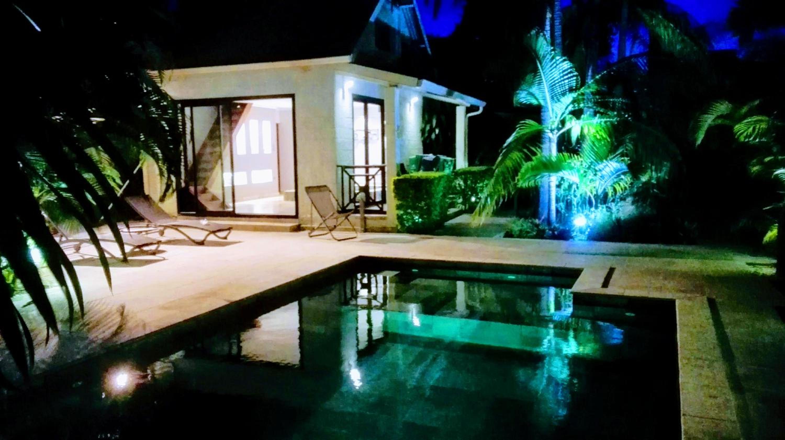 jacuzzi et piscine villa Akiba view 2